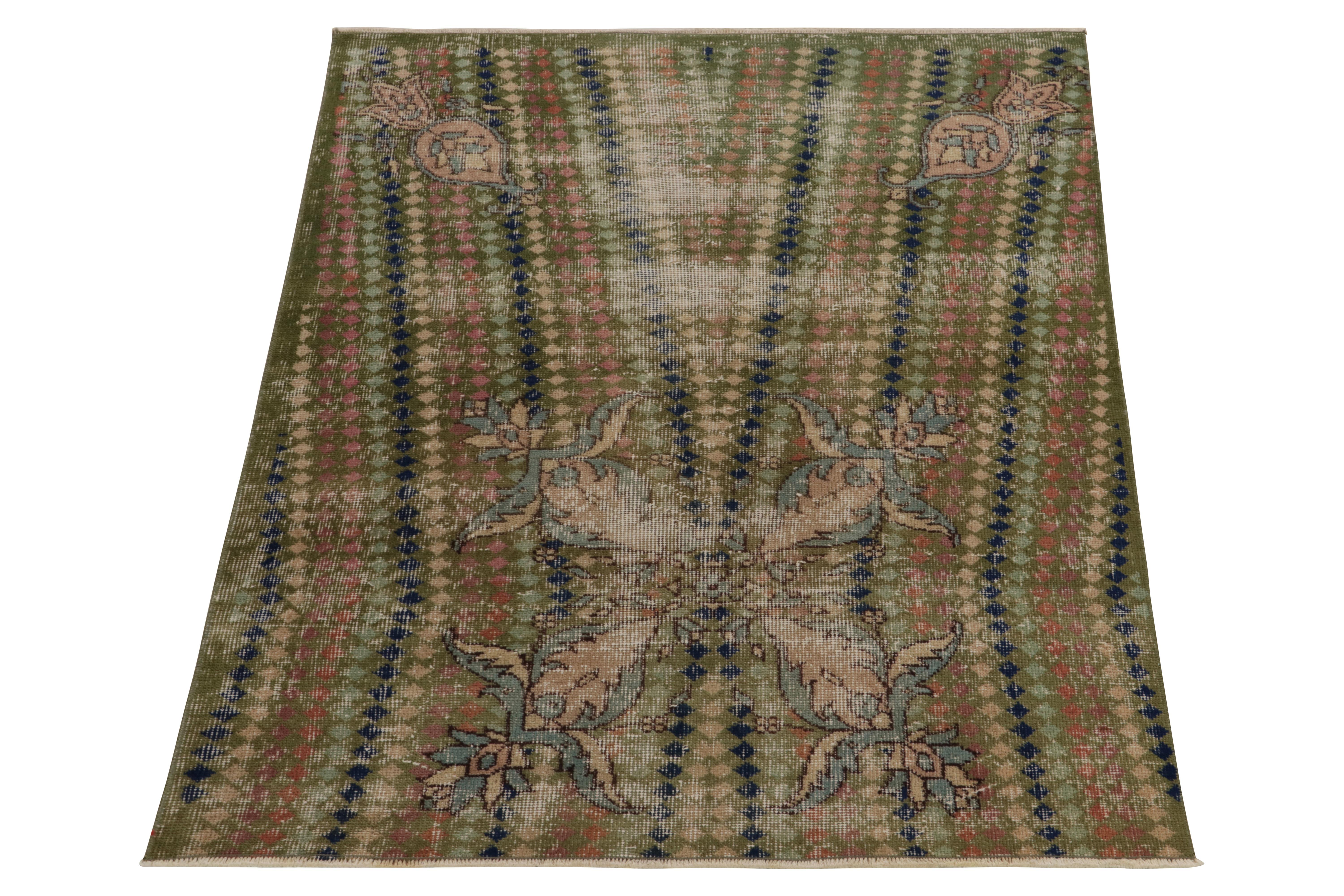 Dieser handgeknüpfte Wollteppich aus der Mitte des Jahrhunderts aus der Mid-Century Pasha Collection von Rug & Kilim stammt aus der Türkei (ca. 1960-1970) und verbindet wie kein anderer die klassische und die Art-Déco-Sensibilität in dieser seltenen