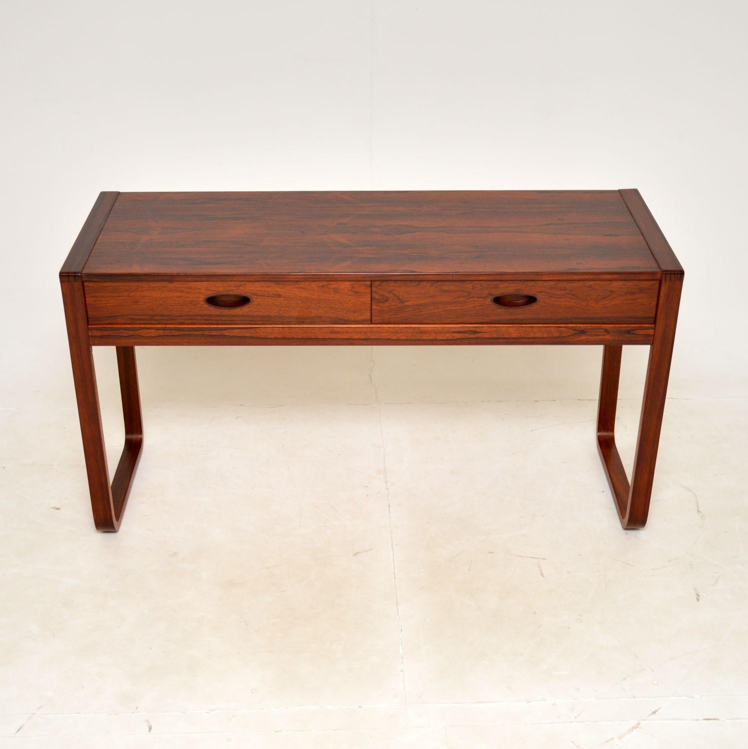 A stylish and very rare vintage desk / console table. This was designed by Gunther Hoffstead for Uniflex, it was made in England and dates from the 1960s.

It is of superb quality with a gorgeous design. There are two drawers with beautiful