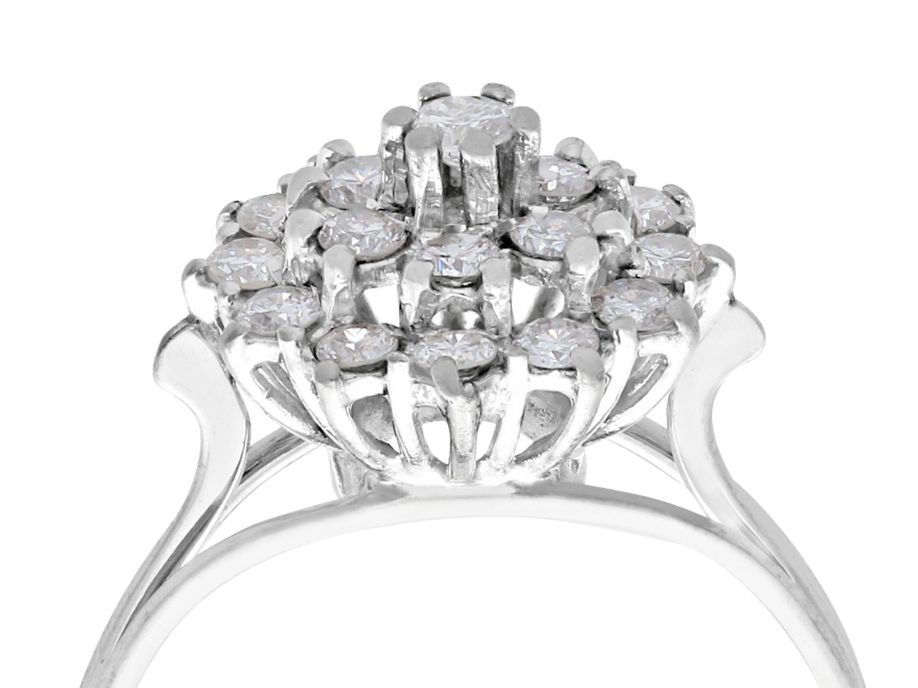 Eine feine und beeindruckende Vintage 0,75 Karat und 18 Karat Weißgold-Cluster-Ring; Teil unserer Vintage-Schmuck und Estate Jewelry Collections.

Dieser feine Vintage-Diamantenring ist aus 18 Karat Weißgold gefertigt.

Der durchbrochene, verzierte
