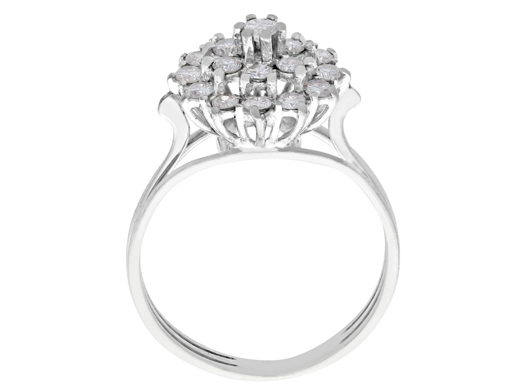 Vintage-Cluster-Ring aus Weißgold mit Diamanten aus den 1960er Jahren Damen im Angebot