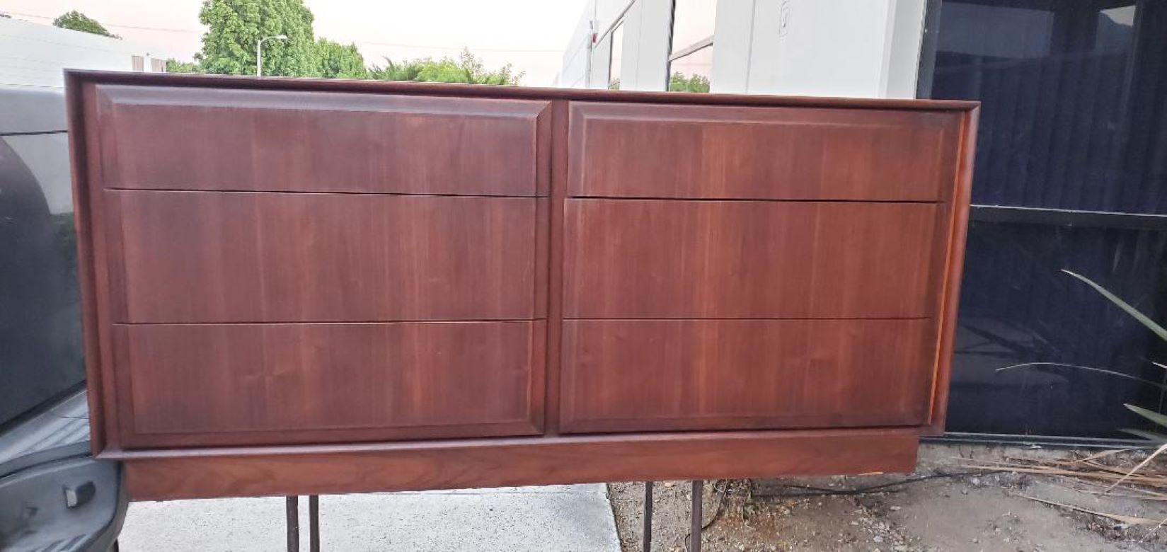 1960s vintage Dillingham walnut 6 drawer dresser attributed to Milo Baughman (Some Say Merton L Gershun Also).

Dillingham - 1960s Vintage Mid-Century Modern solid walnut 6 drawer dresser.

Construction is sturdy, and strong, with a plinth base.