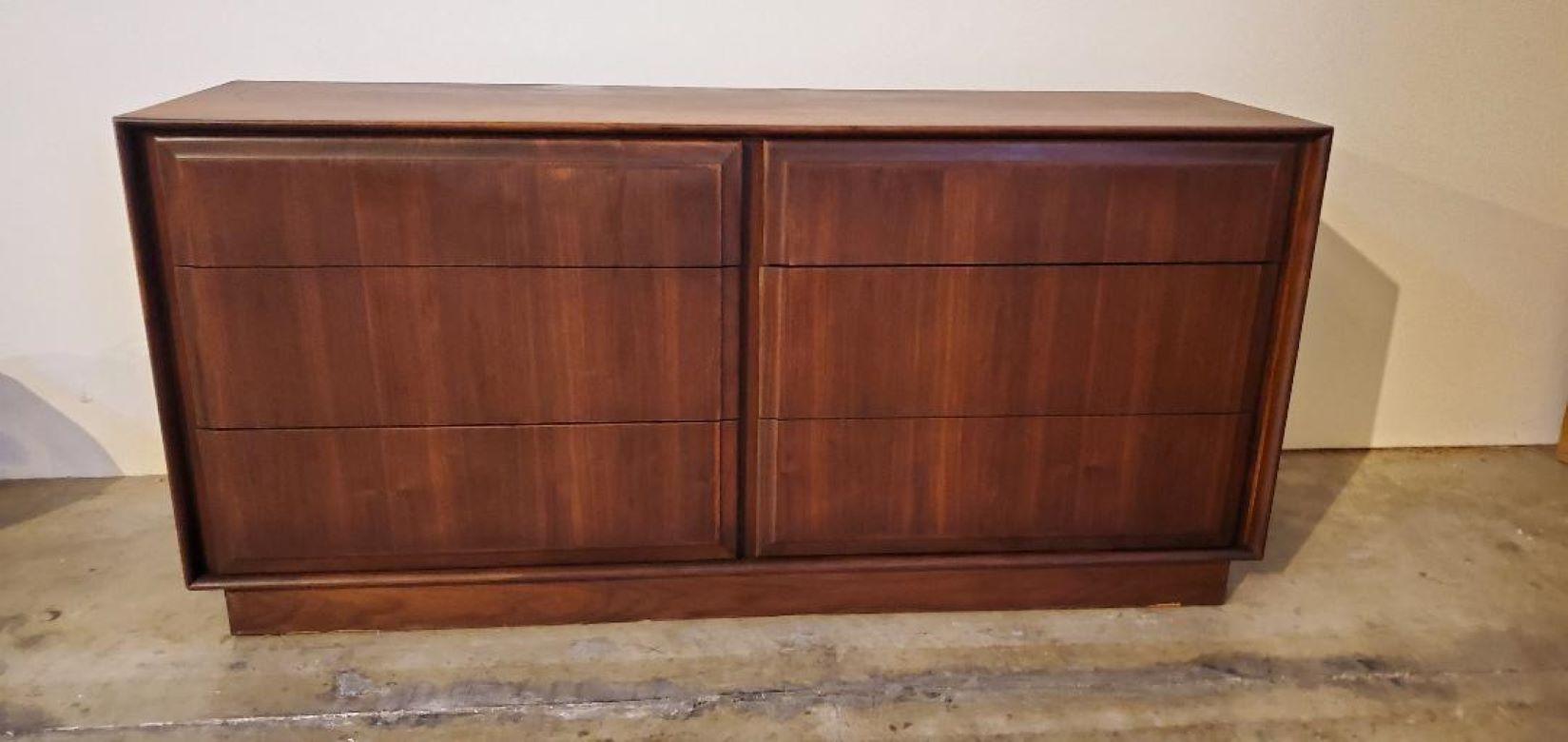 1960s Vintage Dillingham Walnut 6 Drawer Dresser Attributed to Milo Baughman In Good Condition For Sale In Monrovia, CA