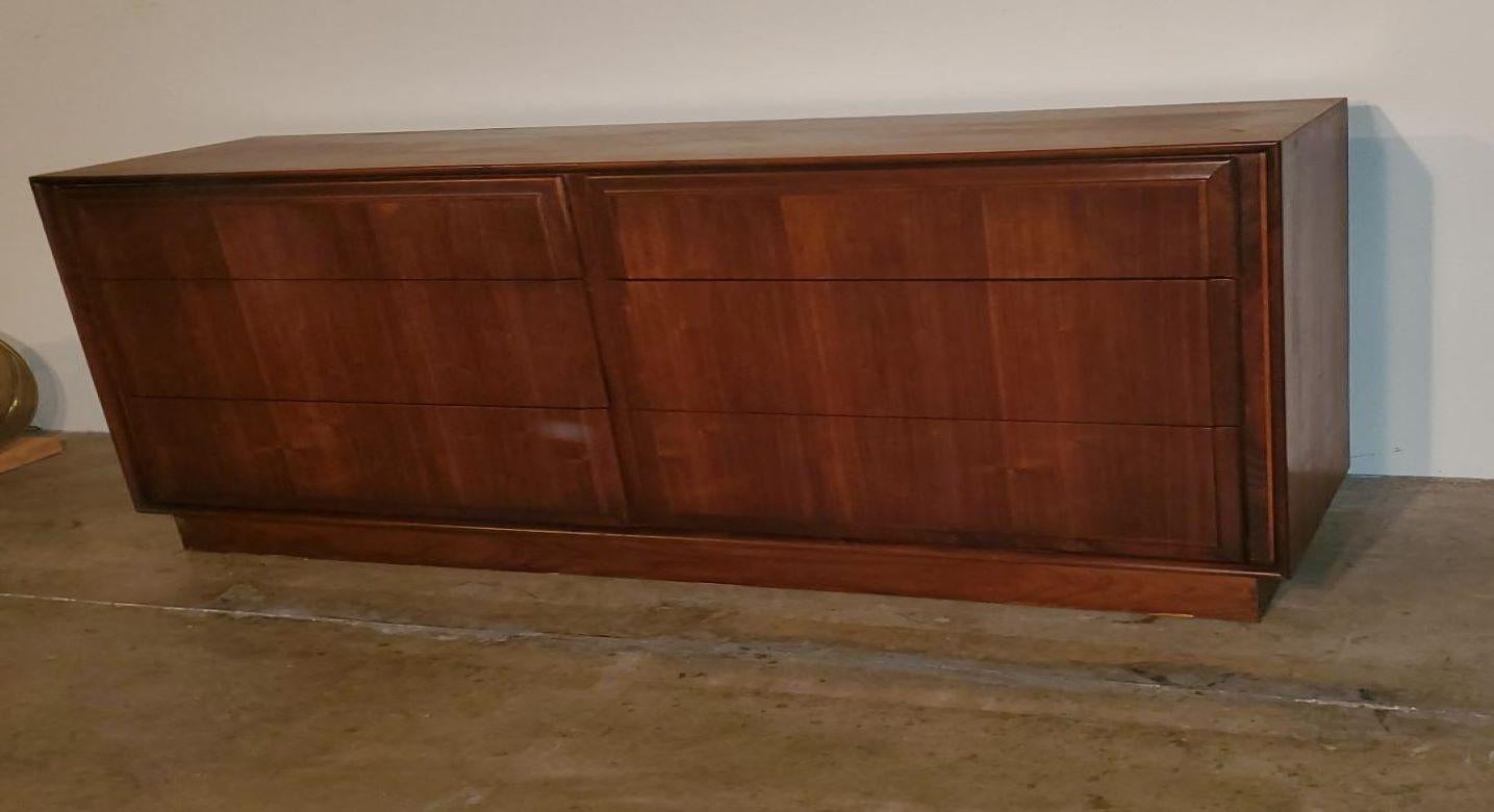 1960s Vintage Dillingham Walnut 6 Drawer Dresser Attributed to Milo Baughman For Sale 1