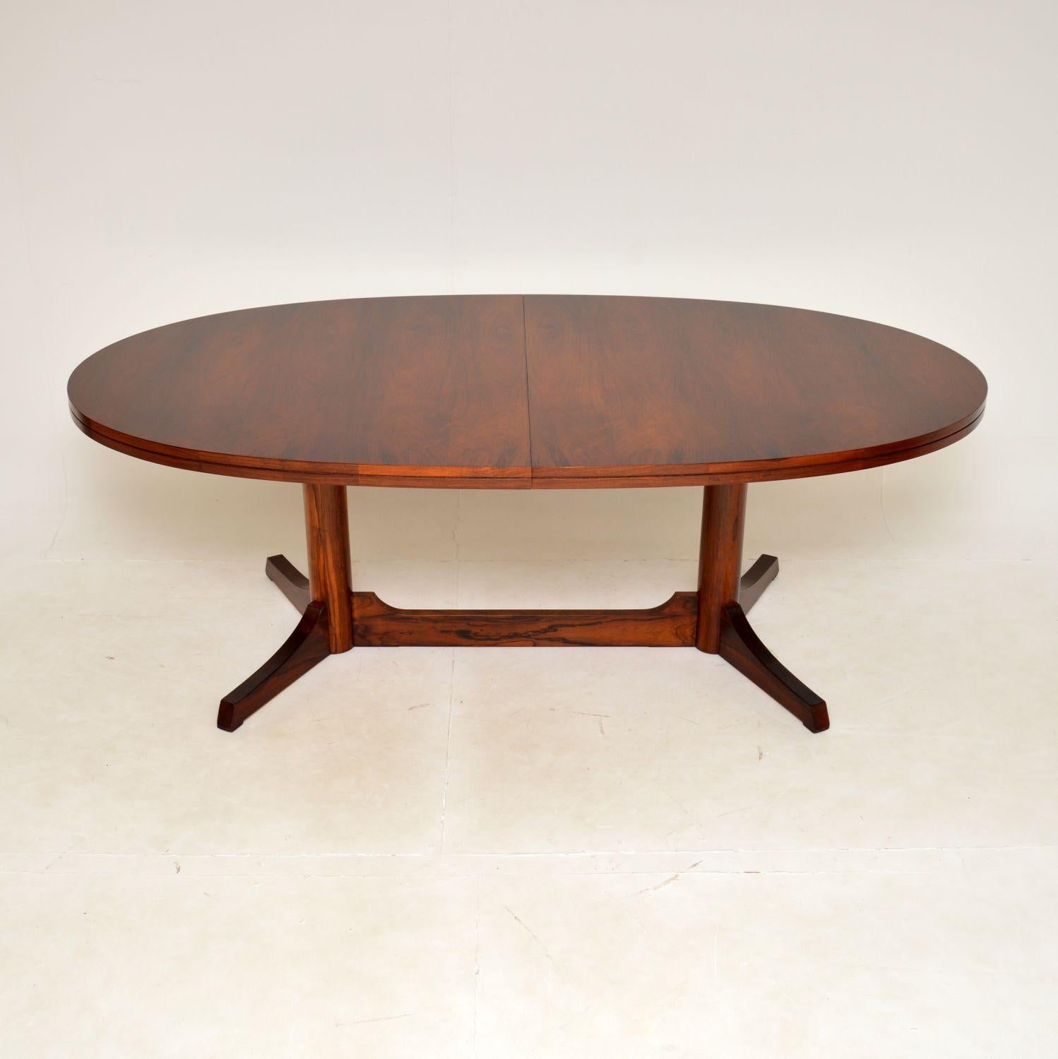 A large and impressive vintage dining table, designed by Robert Heritage for Archie Shine. This was made in England, it dates from the 1960s.

It is of superb quality, the large oval top can easily seat eight when closed. There is an extra leaf