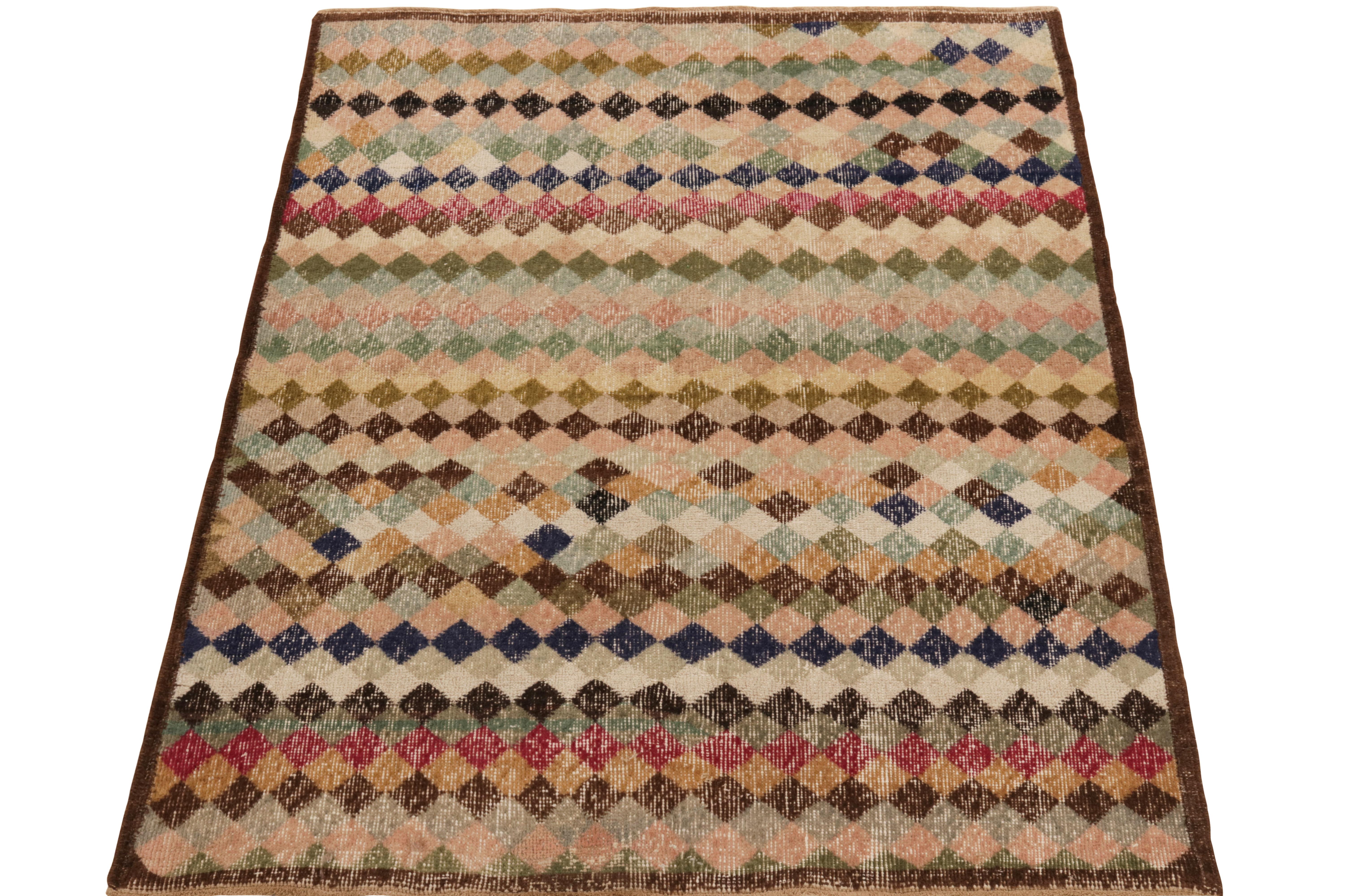 Dieser Teppich aus unserer Pasha-Kollektion aus der Mitte des Jahrhunderts stammt aus den 1960er Jahren und ist das Werk eines kühnen Designers aus der Türkei. 

Dieses handgeknüpfte Stück aus Wolle im Format 4x5 zeigt ein schillerndes