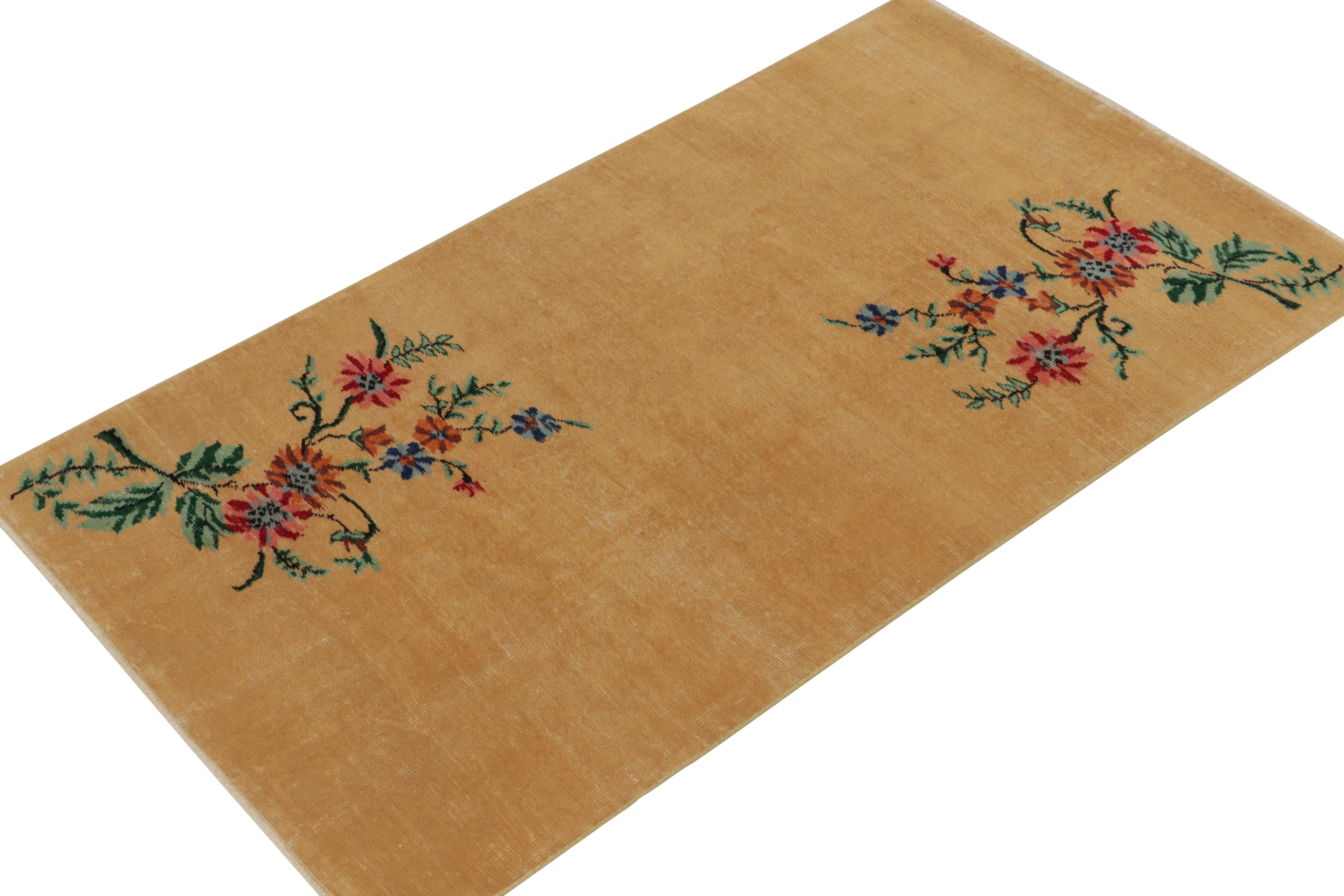Ein Vintage-Teppich 4x7 aus der Mitte des Jahrhunderts aus der Mid-Century Pasha Collection von Rug & Kilim - eine Hommage an die seltenen Kurationen, die von der türkischen Multidisziplinär-Ikone Zeki Müren stammen sollen. 

Über das Design: Der