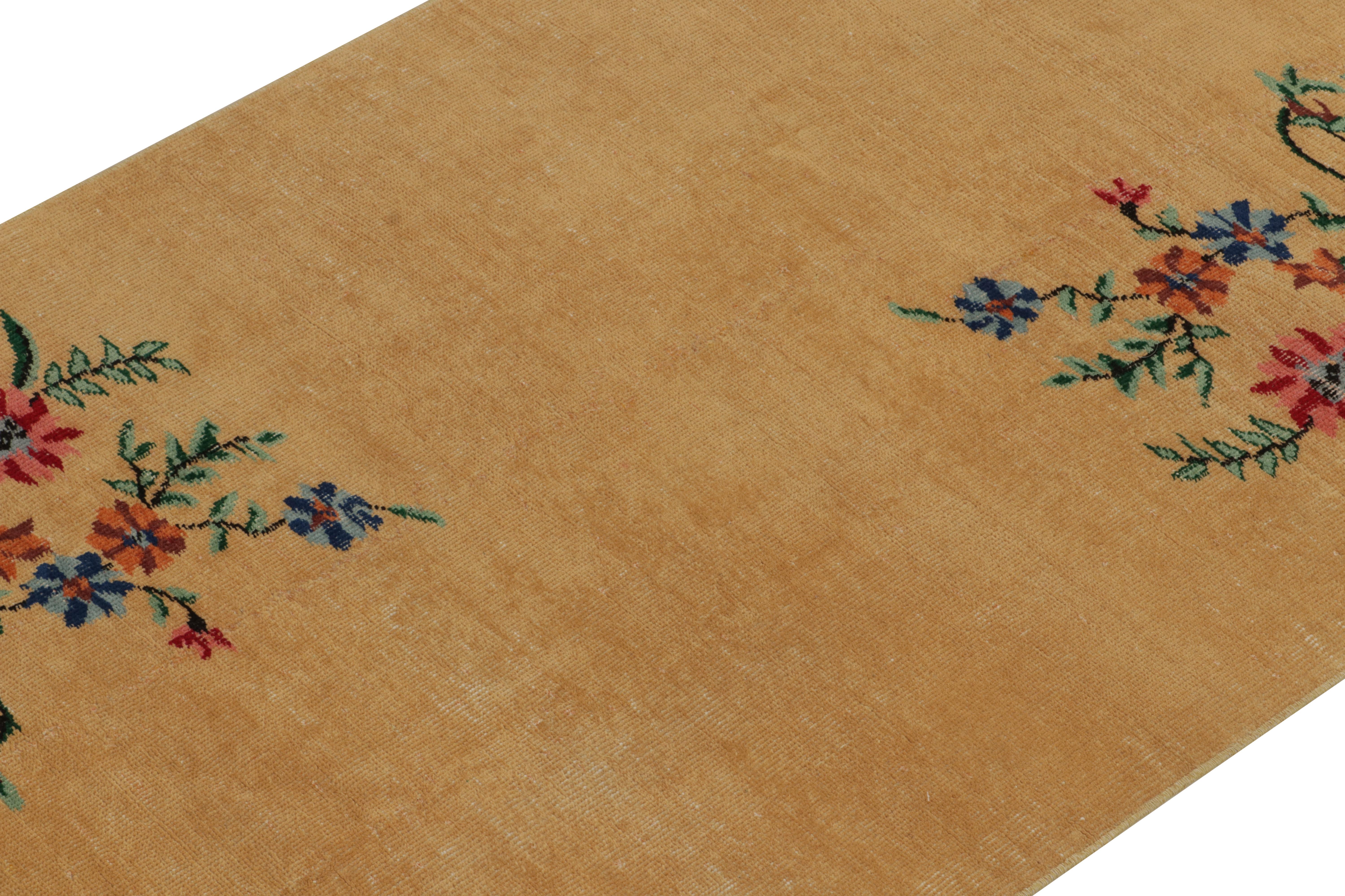 Art-déco-Teppich im Vintage-Stil aus den 1960er Jahren in Goldbraun mit Blumen von Teppich & Kelim (Türkisch) im Angebot