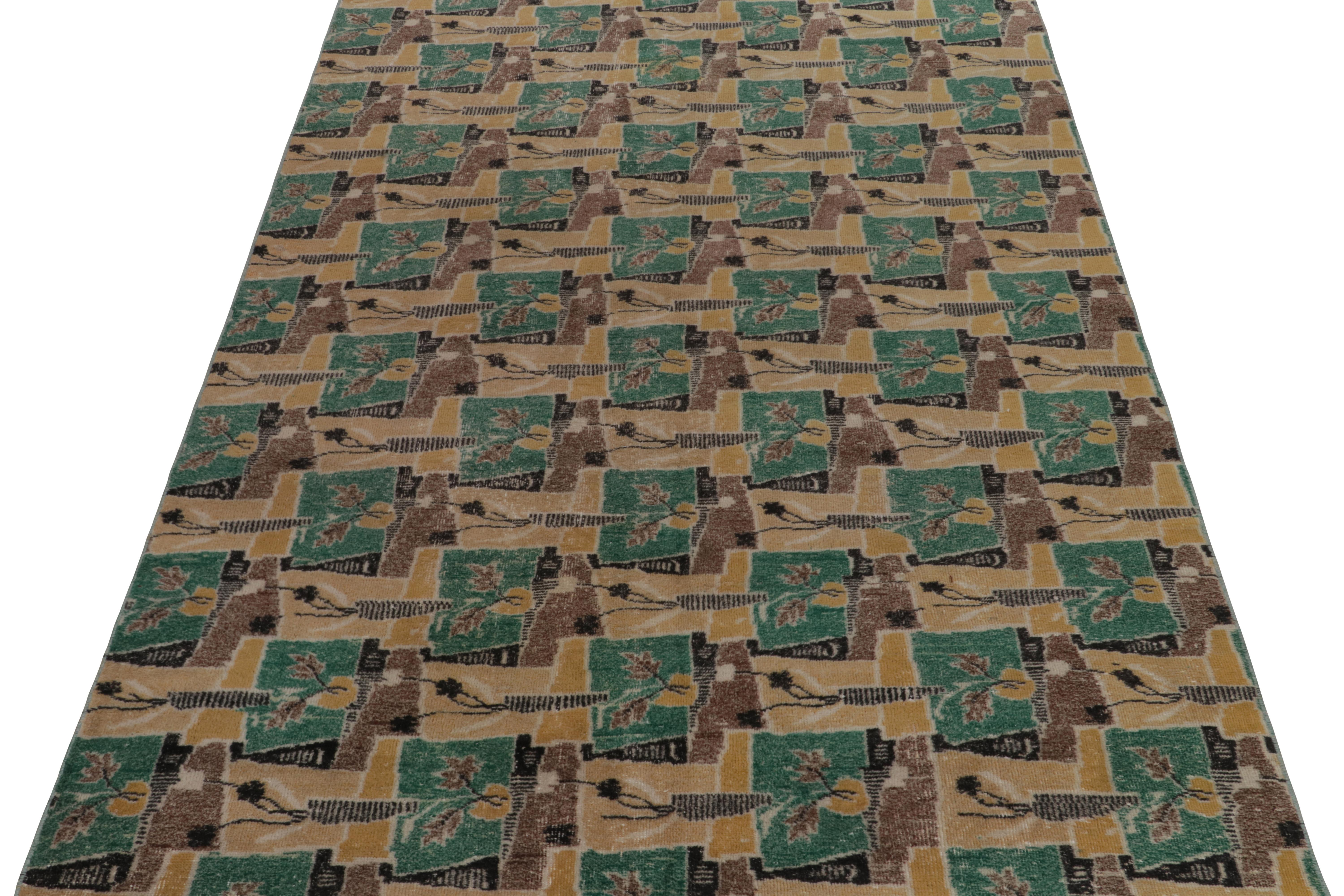 Turc Tapis Art déco vintage vieilli des années 1960 en jaune et vert géométrique de Rug & Kilim en vente