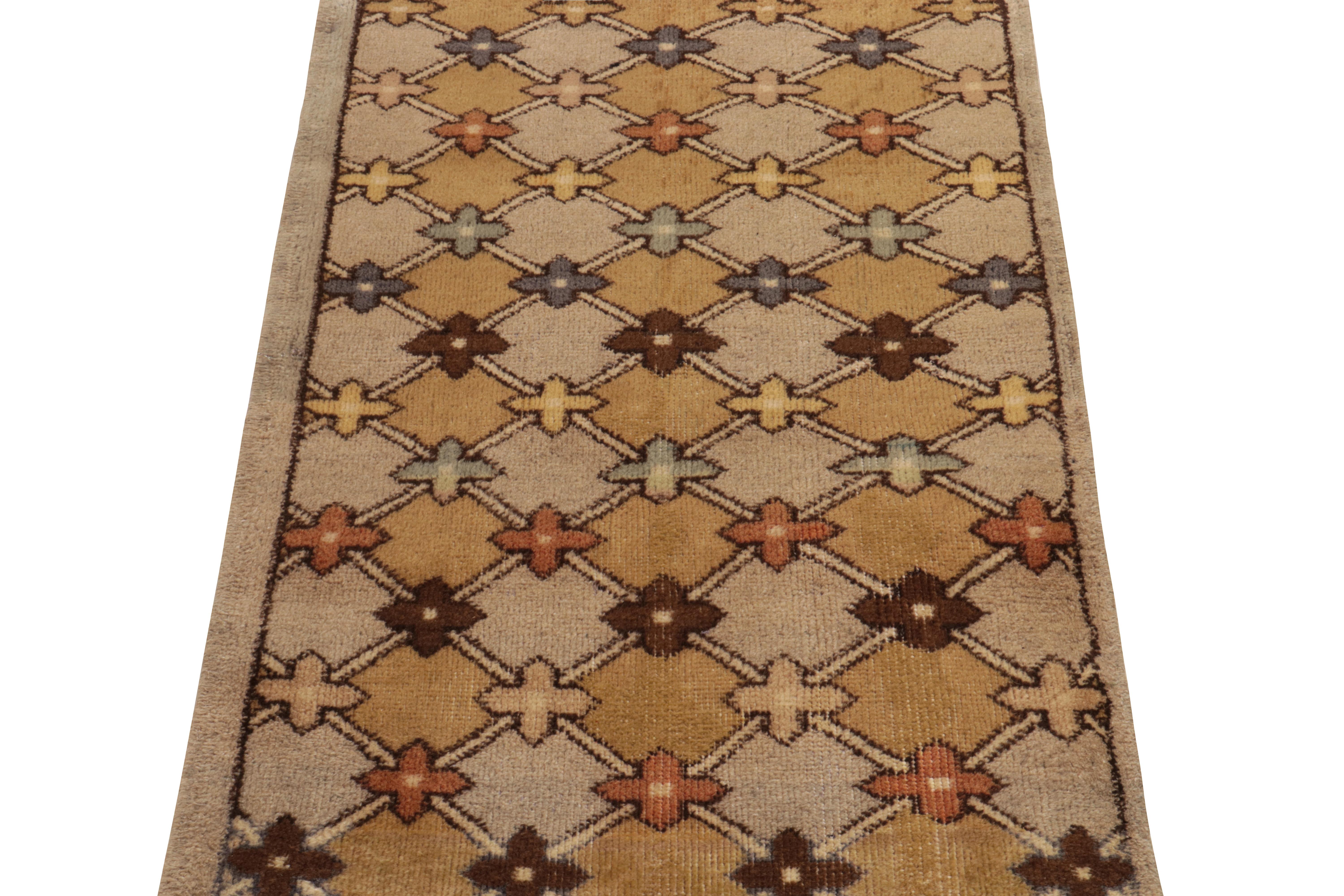 Appartenant à la collection Pasha du milieu du siècle de Rug & Kilim, ce tapis vintage des années 1960 compte parmi les plus belles œuvres d'un audacieux designer multidisciplinaire de Turquie. 

Noué à la main en laine, cette pièce 2x4 présente