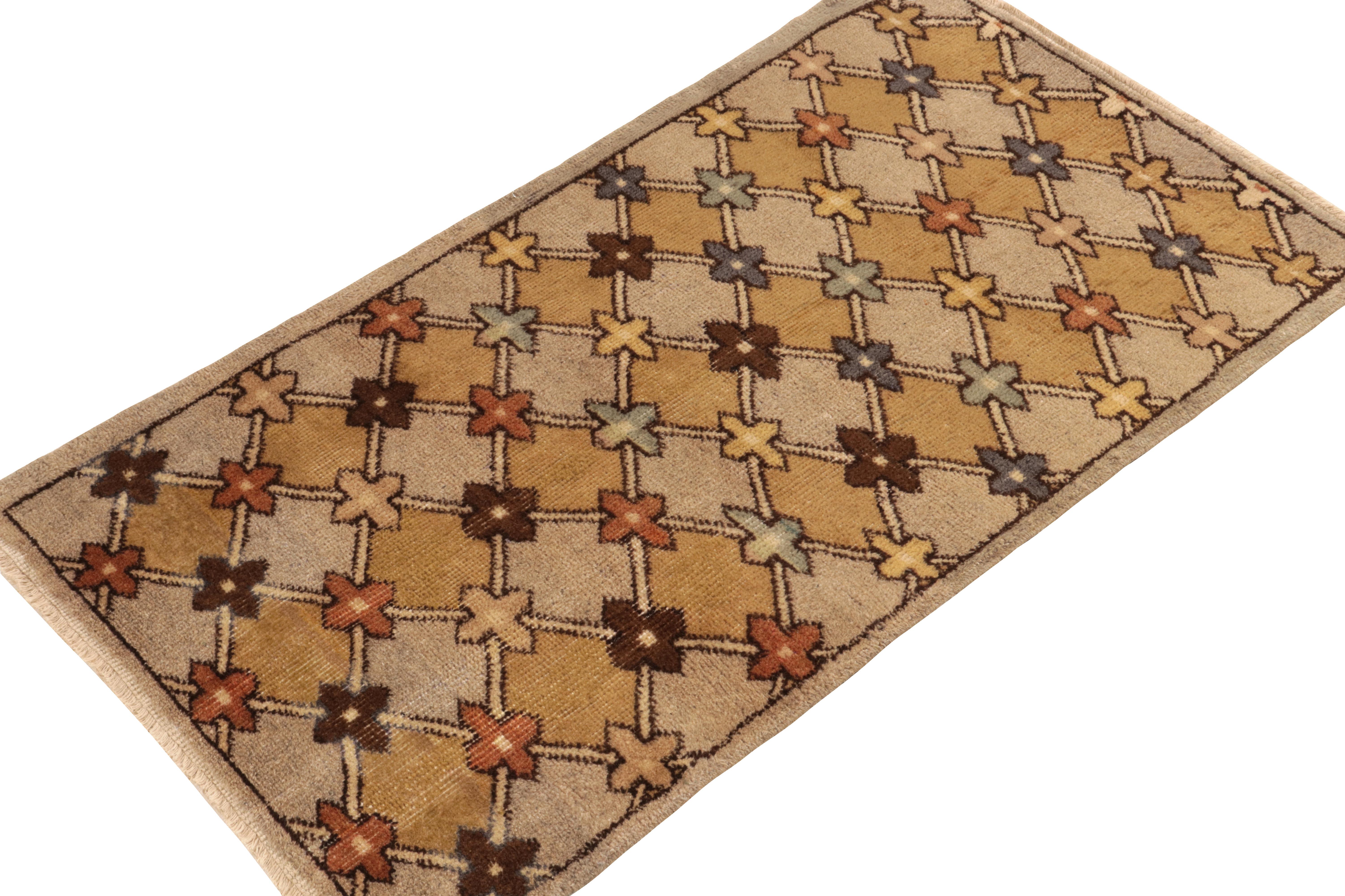 Mid-Century Modern Tapis déco vintage en mauvais état des années 1960 à motif géométrique beige-marron de Rug & Kili en vente