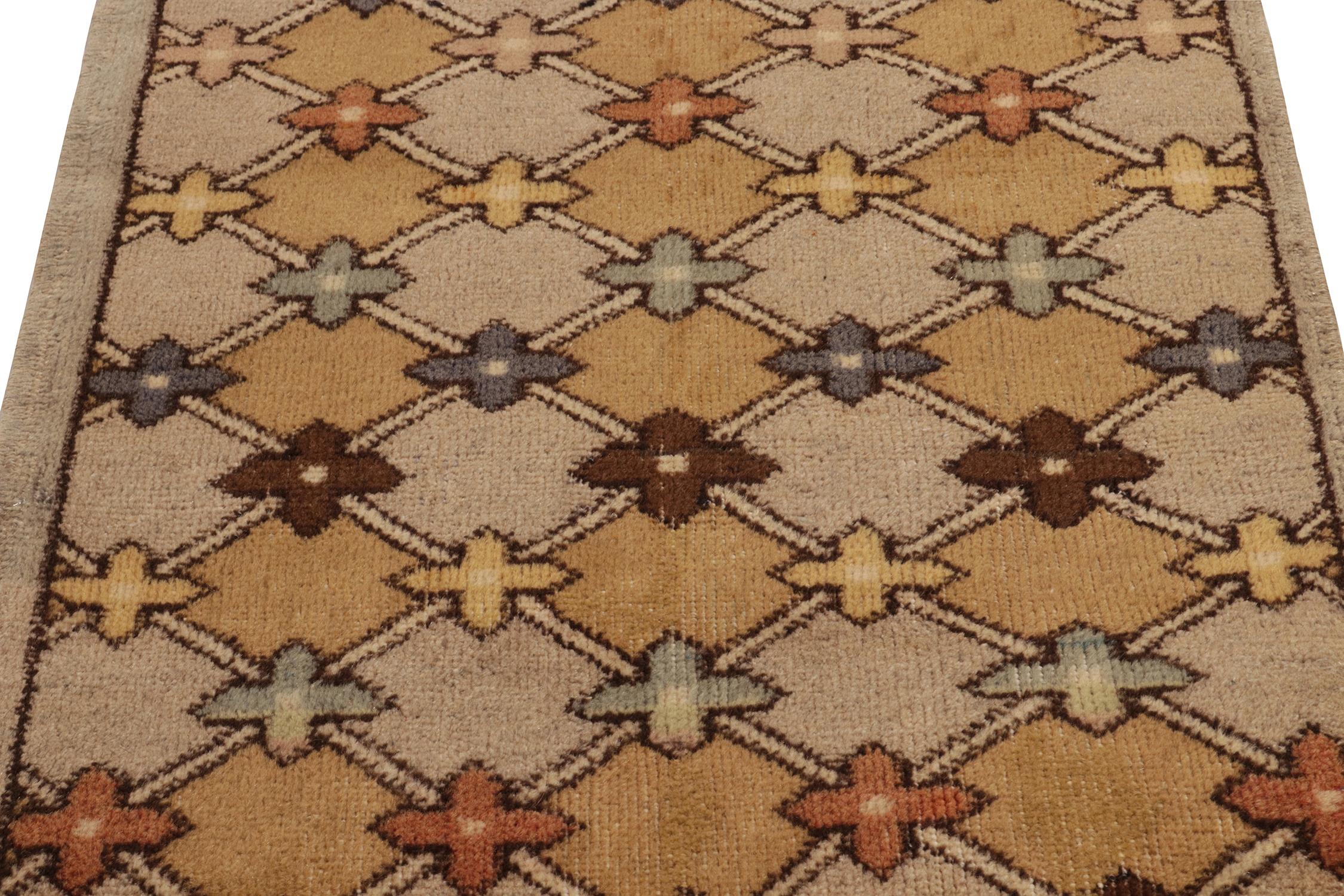 Indien Tapis déco vintage en mauvais état des années 1960 à motif géométrique beige-marron de Rug & Kili en vente