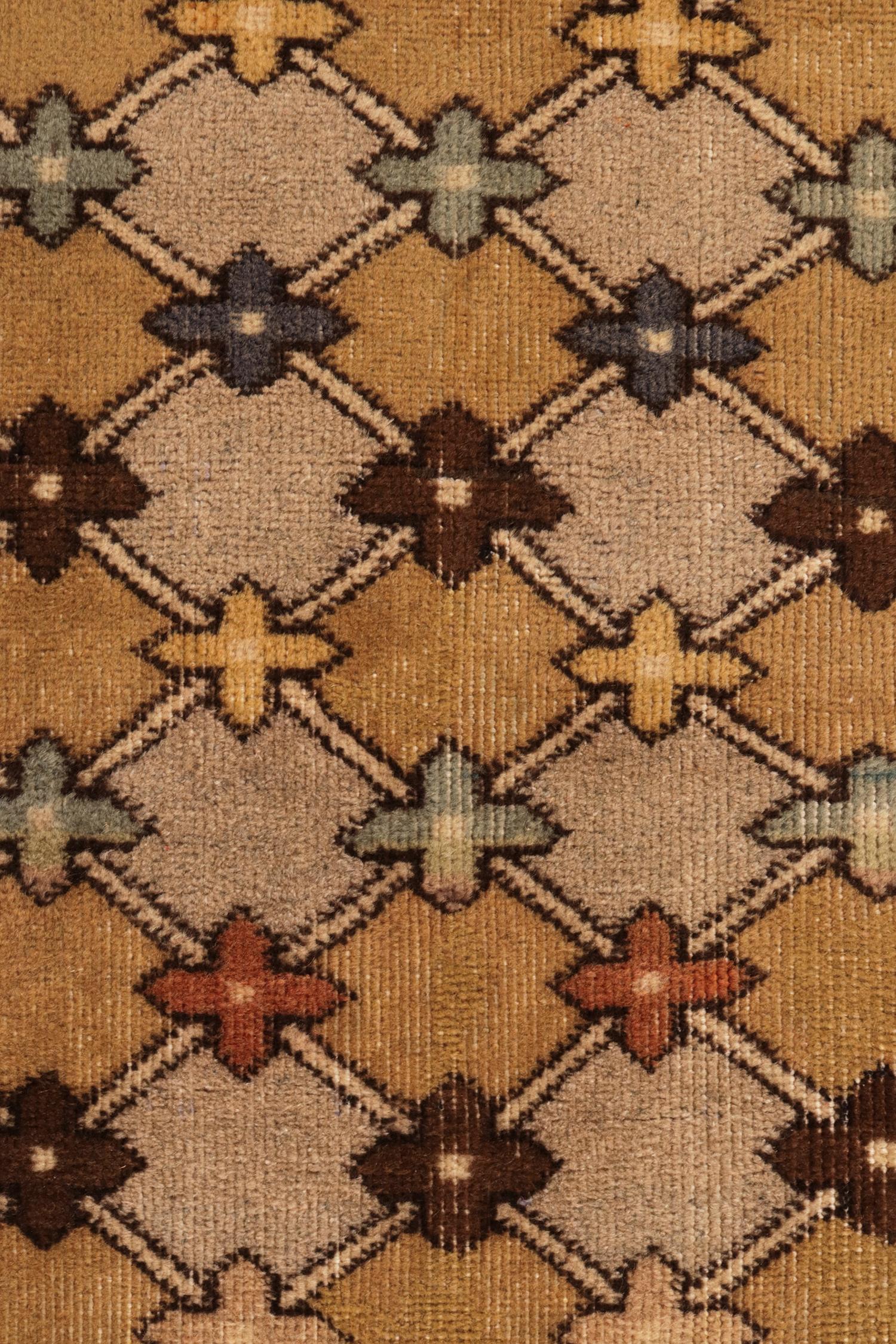 Noué à la main Tapis déco vintage en mauvais état des années 1960 à motif géométrique beige-marron de Rug & Kili en vente