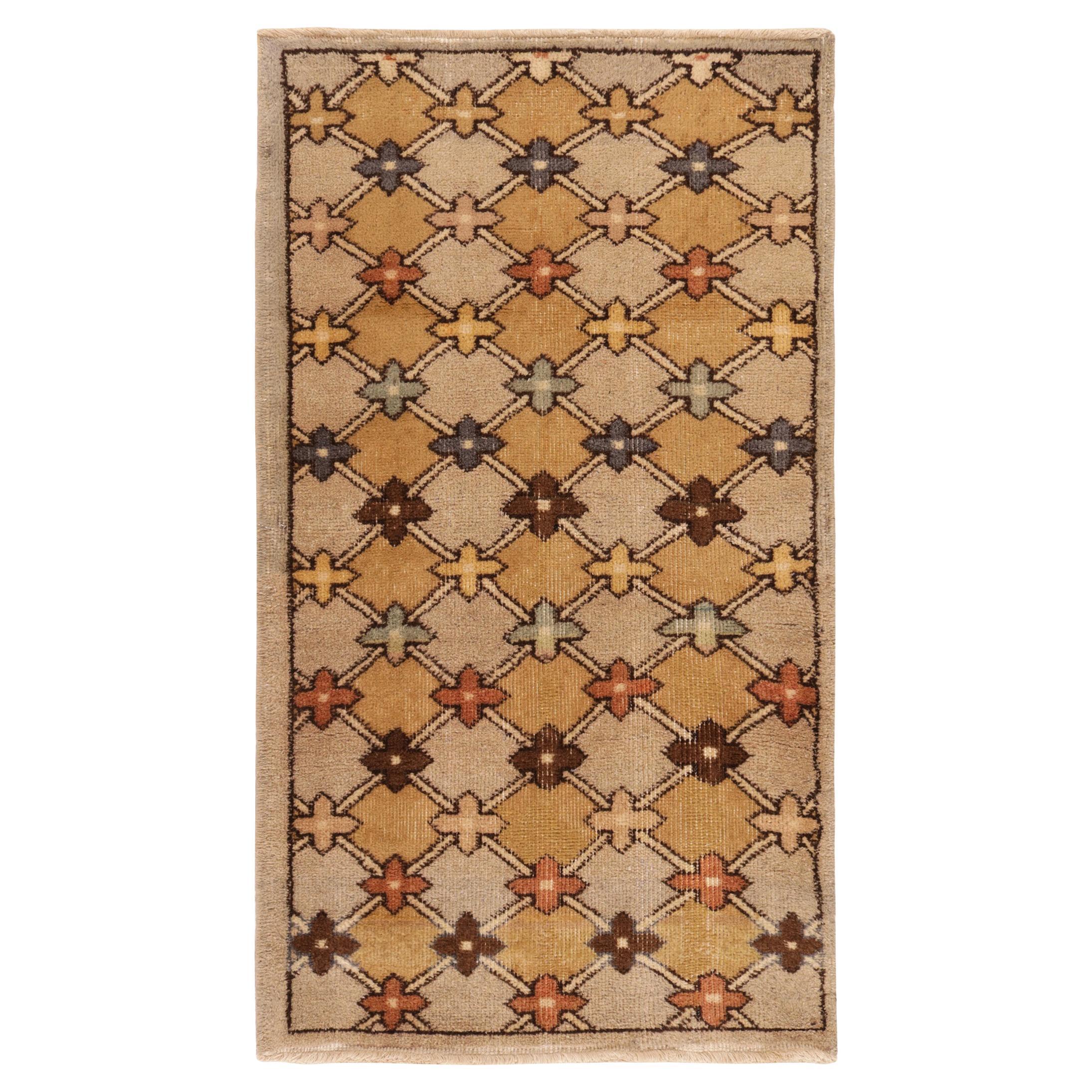 Tapis déco vintage en mauvais état des années 1960 à motif géométrique beige-marron de Rug & Kili en vente