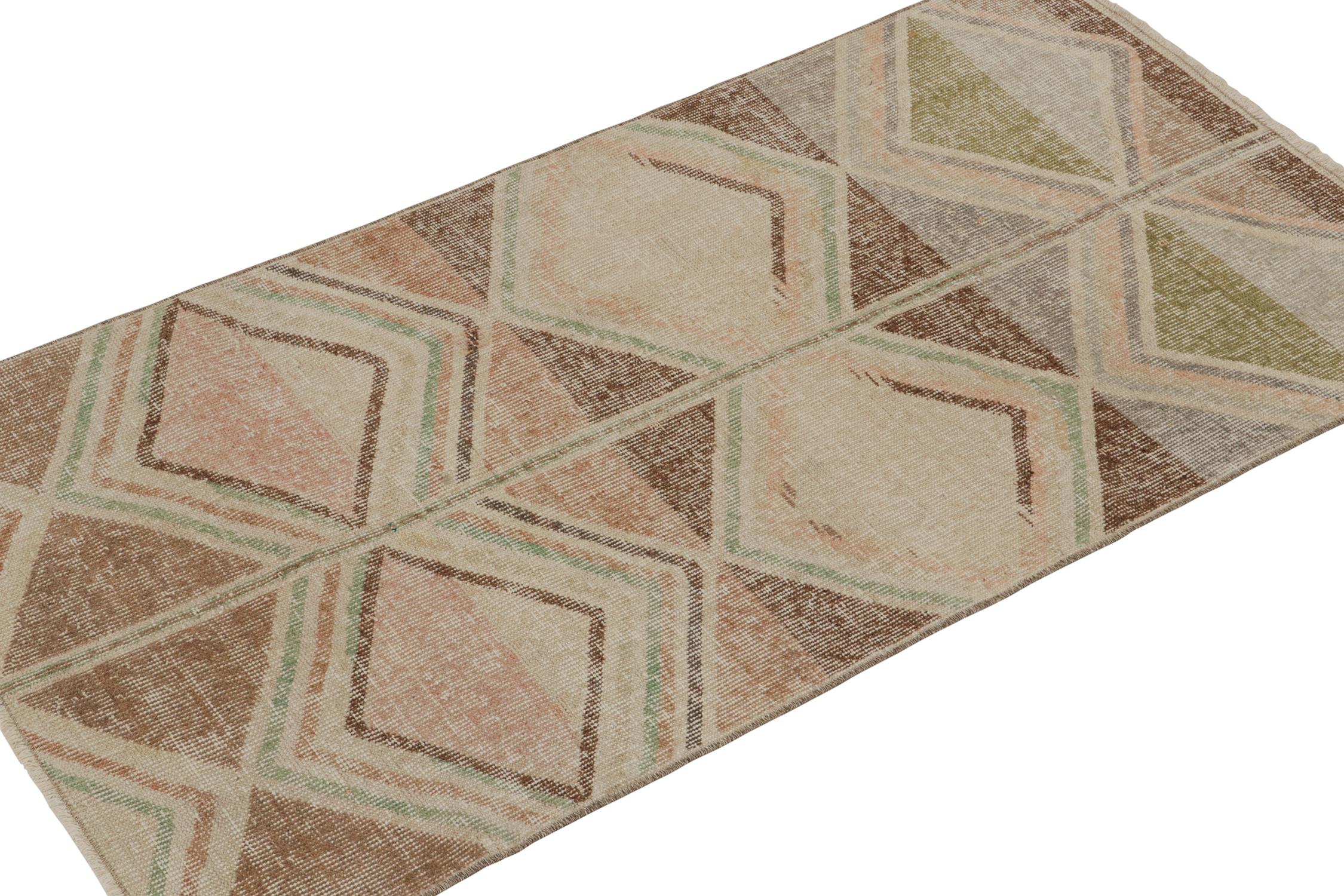 Ein alter 3x6-Teppich aus der Mid-Century Pasha Collection von Rug & Kilim, die die seltenen Werke der türkischen Multidisziplinär-Ikone Zeki Müren umfasst. 

Über das Design: Das Stück verkörpert, wenn nicht sogar beispielhaft, den innovativen