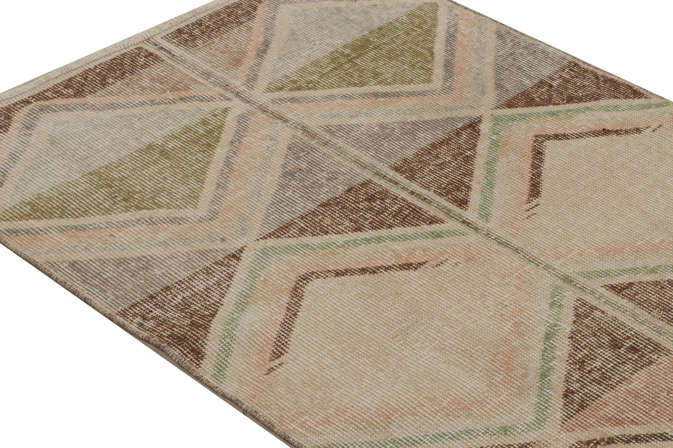 Vintage-Deko-Teppich im Used-Stil aus den 1960er Jahren in Beige-Braun, Rosa und Grün von Rug & Kilim (Türkisch) im Angebot
