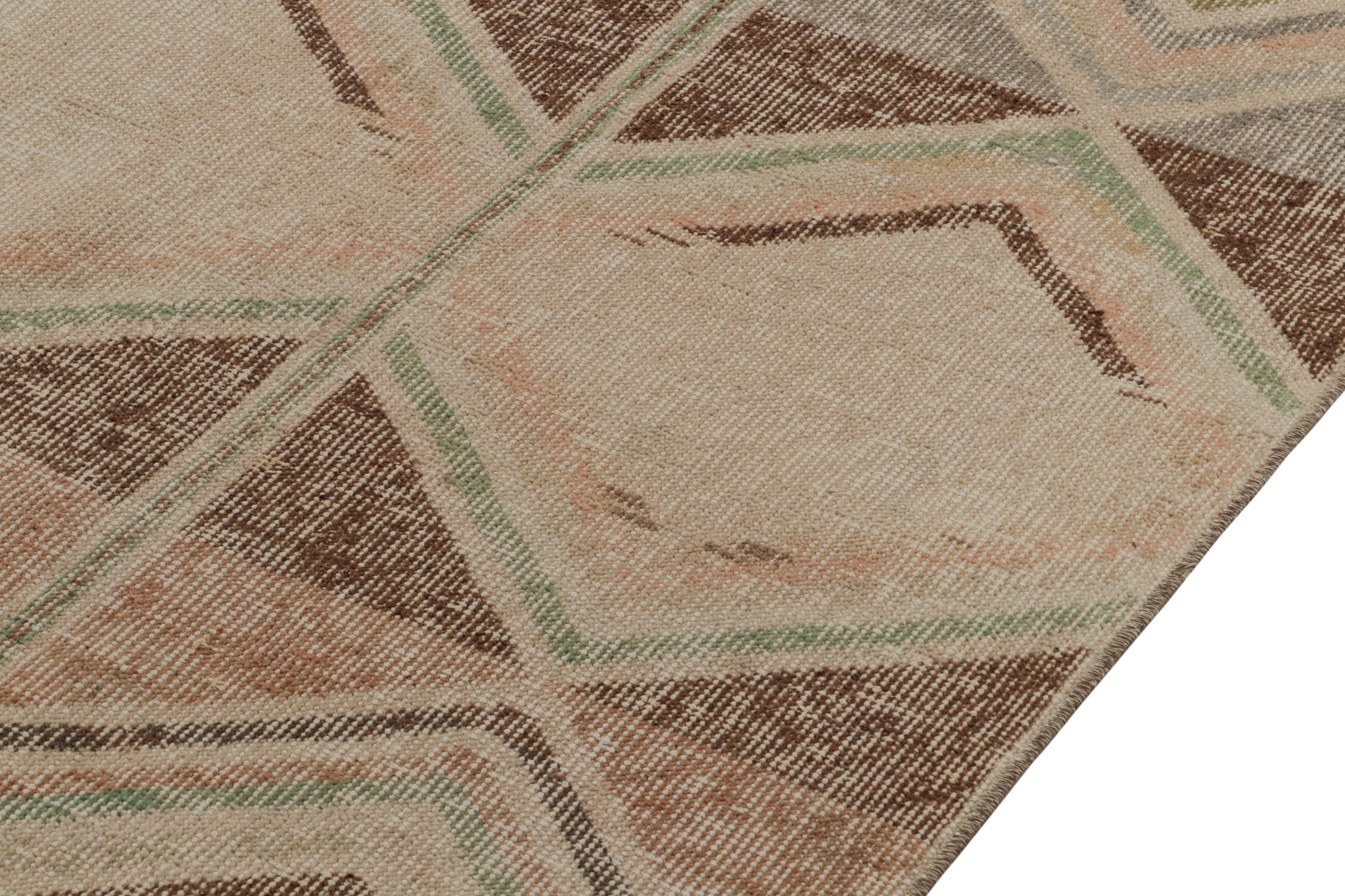 Vintage-Deko-Teppich im Used-Stil aus den 1960er Jahren in Beige-Braun, Rosa und Grün von Rug & Kilim (Handgeknüpft) im Angebot