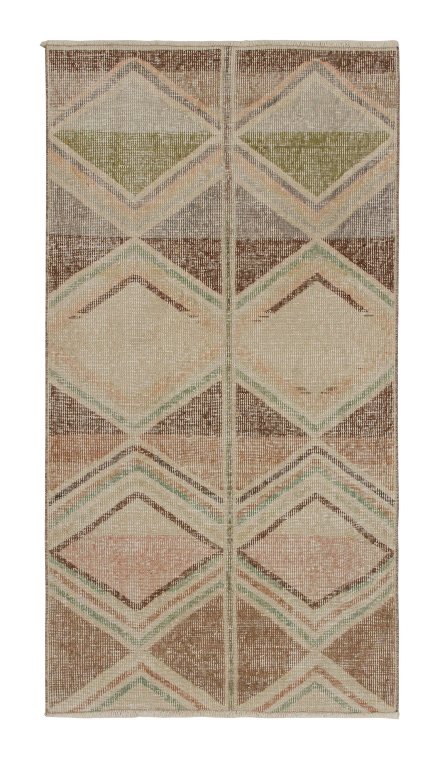 Vintage-Deko-Teppich im Used-Stil aus den 1960er Jahren in Beige-Braun, Rosa und Grün von Rug & Kilim im Angebot