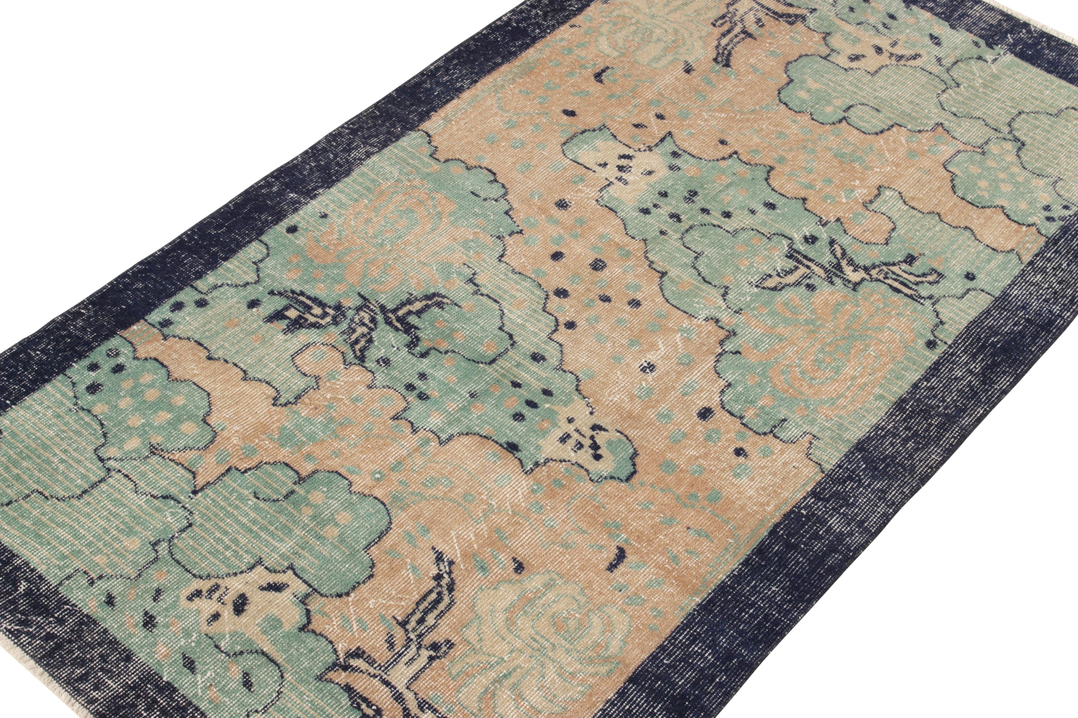 Dieser handgeknüpfte Teppich mit niedrigem, geschorenem Wollflor aus der Türkei (ca. 1960-1970) ist ein klassischer 4x7 Art-Déco-Teppich von ikonischer Herkunft aus der Mid-Century Pasha Collection von Rug & Kilim. Zum Gedenken an die gesammelten