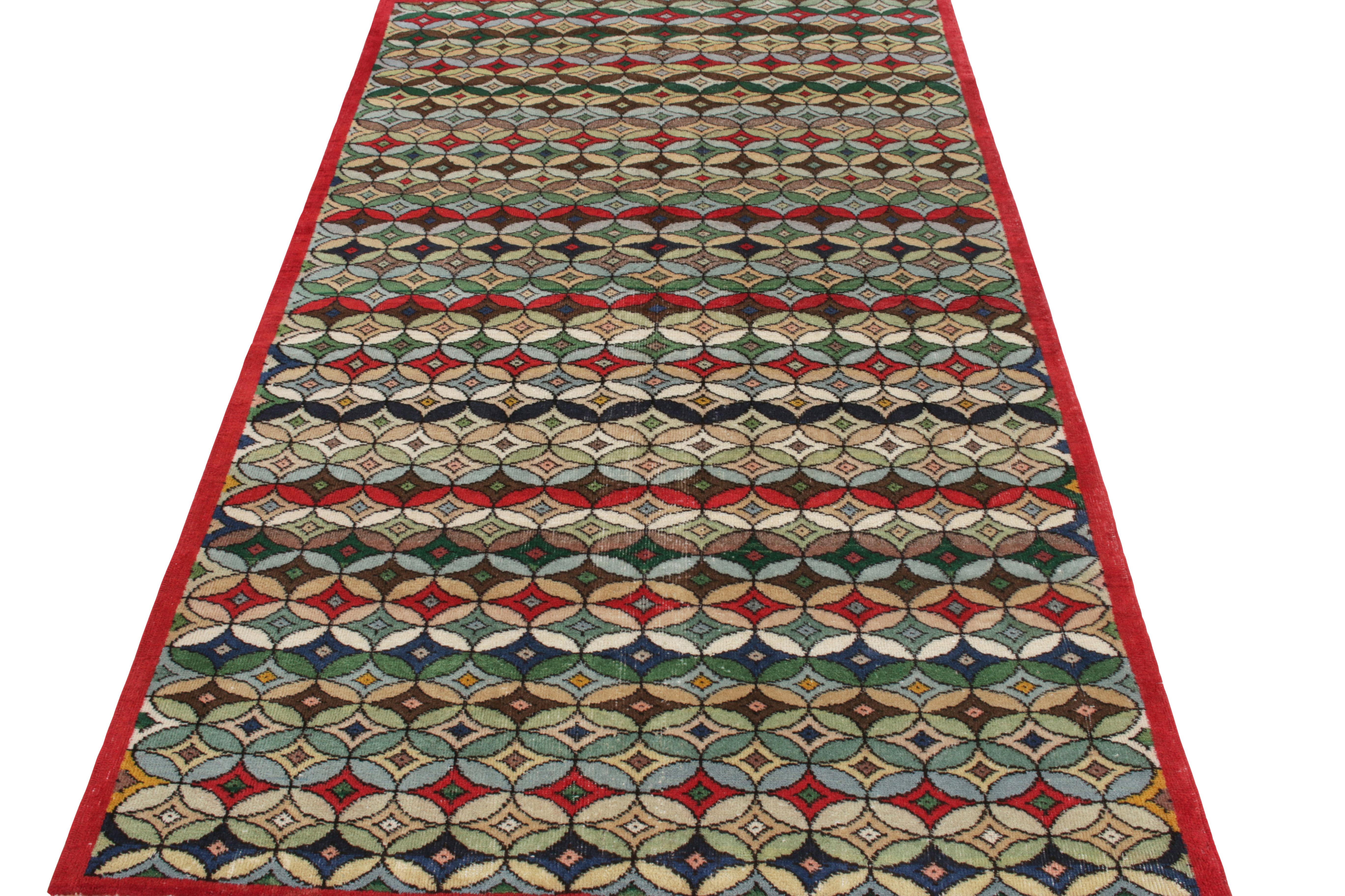 Der handgeknüpfte Wollteppich 5c9 eines angesehenen multidisziplinären türkischen Designers ist Teil der Mid-Century Pasha Collection von Rug & Kilim. Der ikonische Künstler zeigt das Beste seines Handwerks in einem geschickten geometrischen Muster