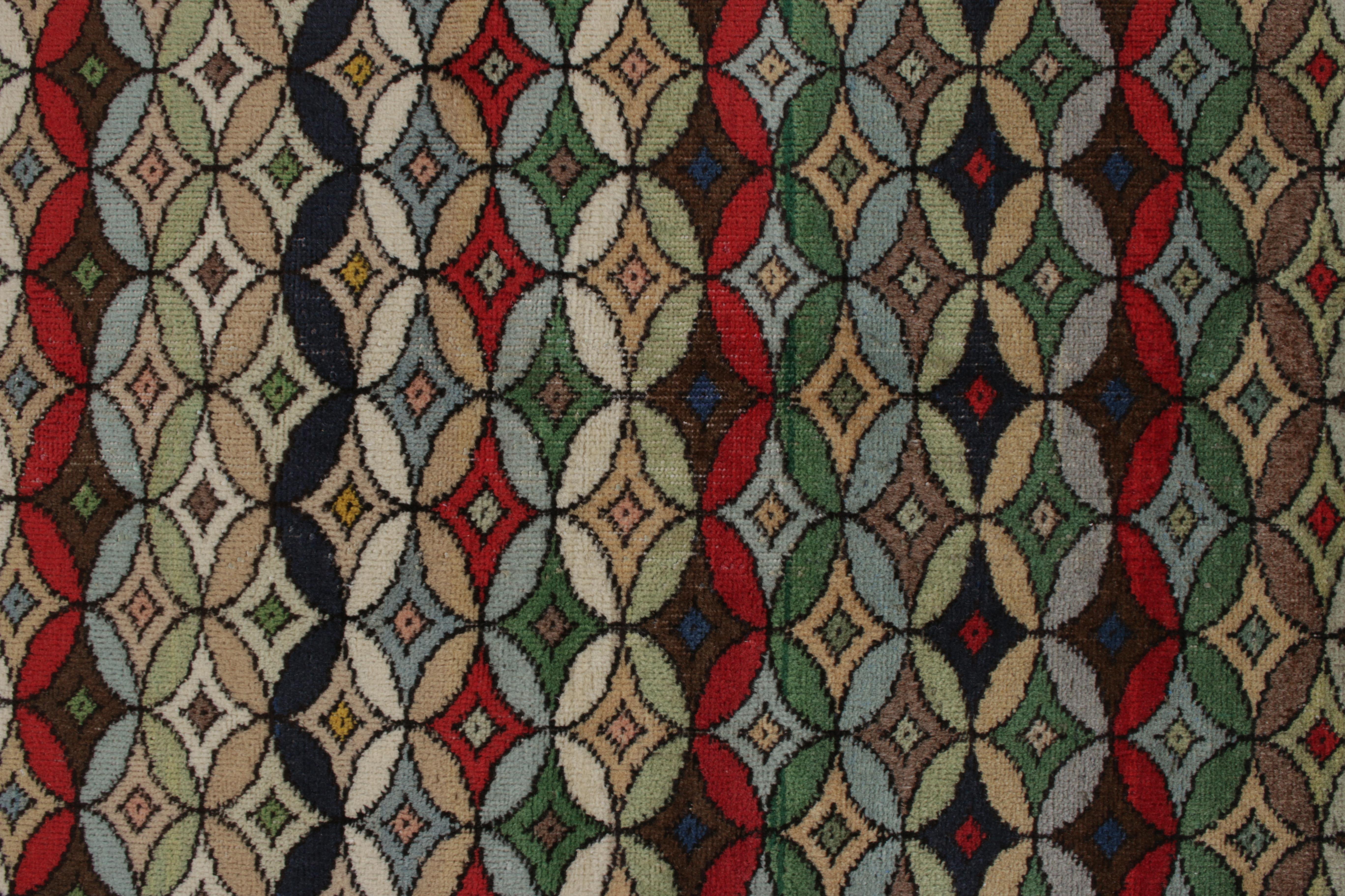 Vintage-Deko-Teppich im Used-Stil aus den 1960er Jahren mit geometrischem Muster in Blau und Rot von Rug & Kilim (Handgeknüpft) im Angebot