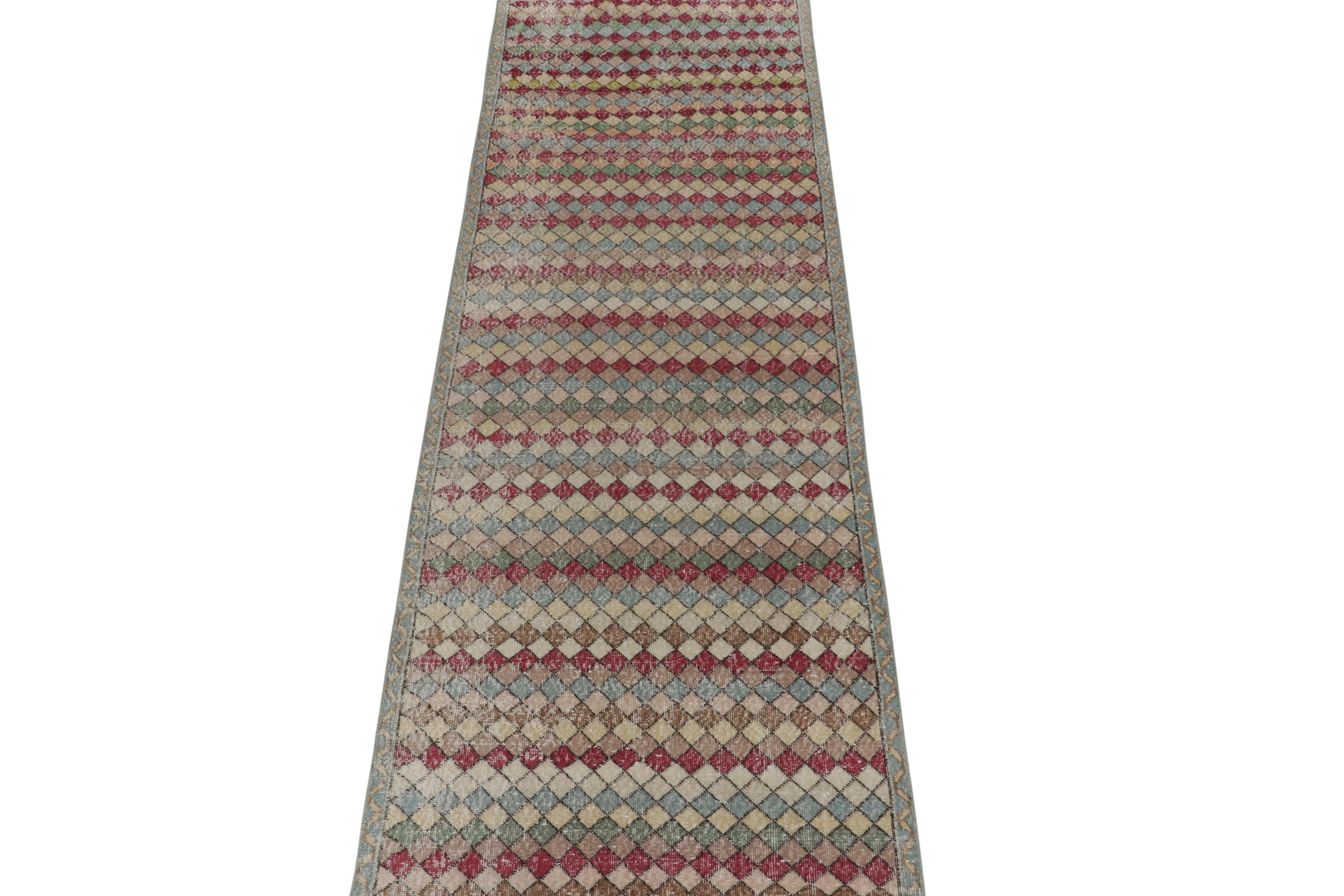 Ein 4x11 Vintage-Teppich mit seltenen türkischen Art-Deco-Sensibilitäten, einer der jüngsten Neuzugänge in unserer Pasha-Kollektion aus der Mitte des Jahrhunderts. 

Dieses von einem kühnen türkischen Designer kuratierte Stück aus den 1960er