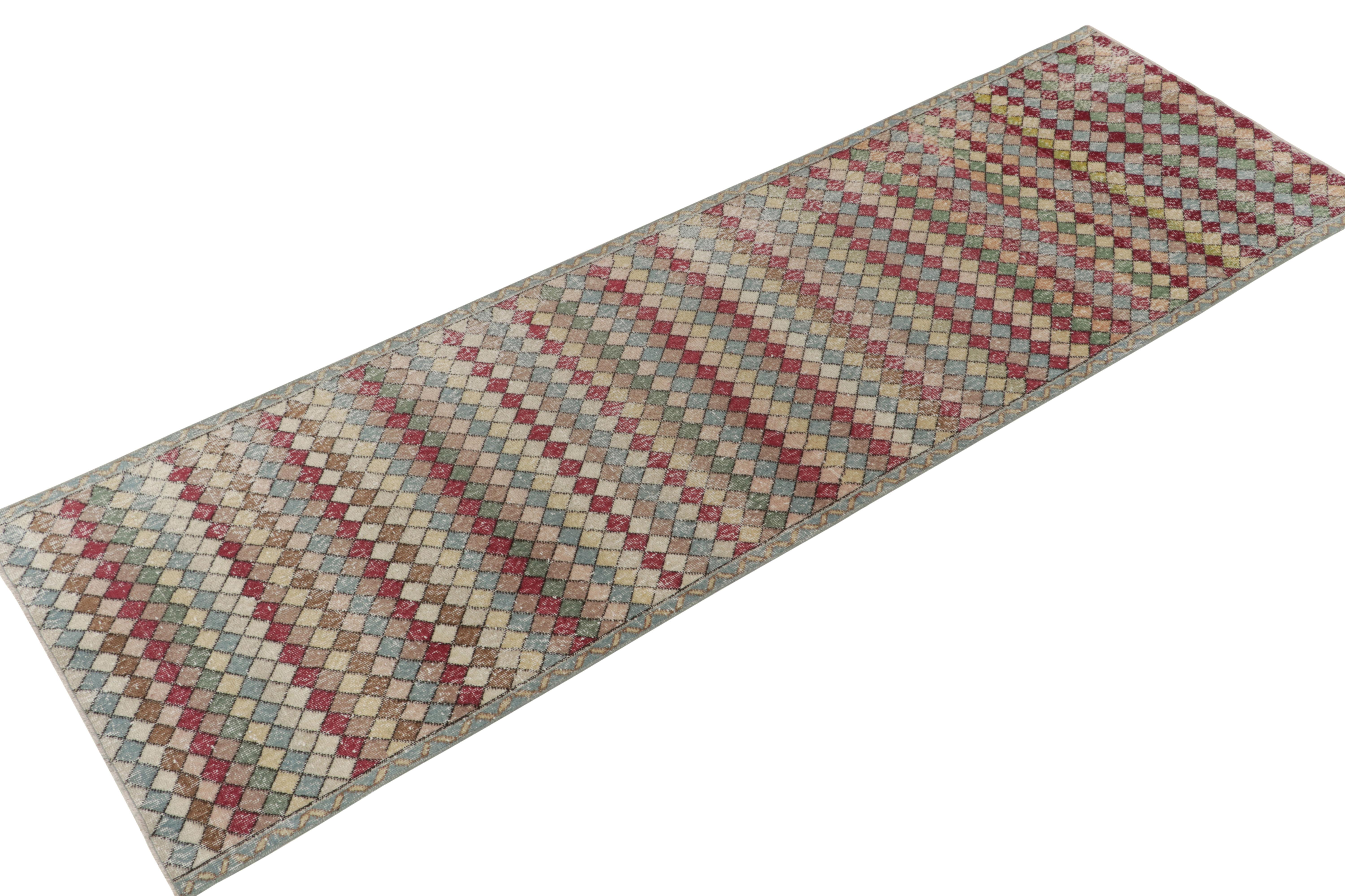 1960er Jahre Vintage Distressed Deco-Teppich in mehrfarbigem geometrischem Muster von Teppich & Kelim (Türkisch) im Angebot