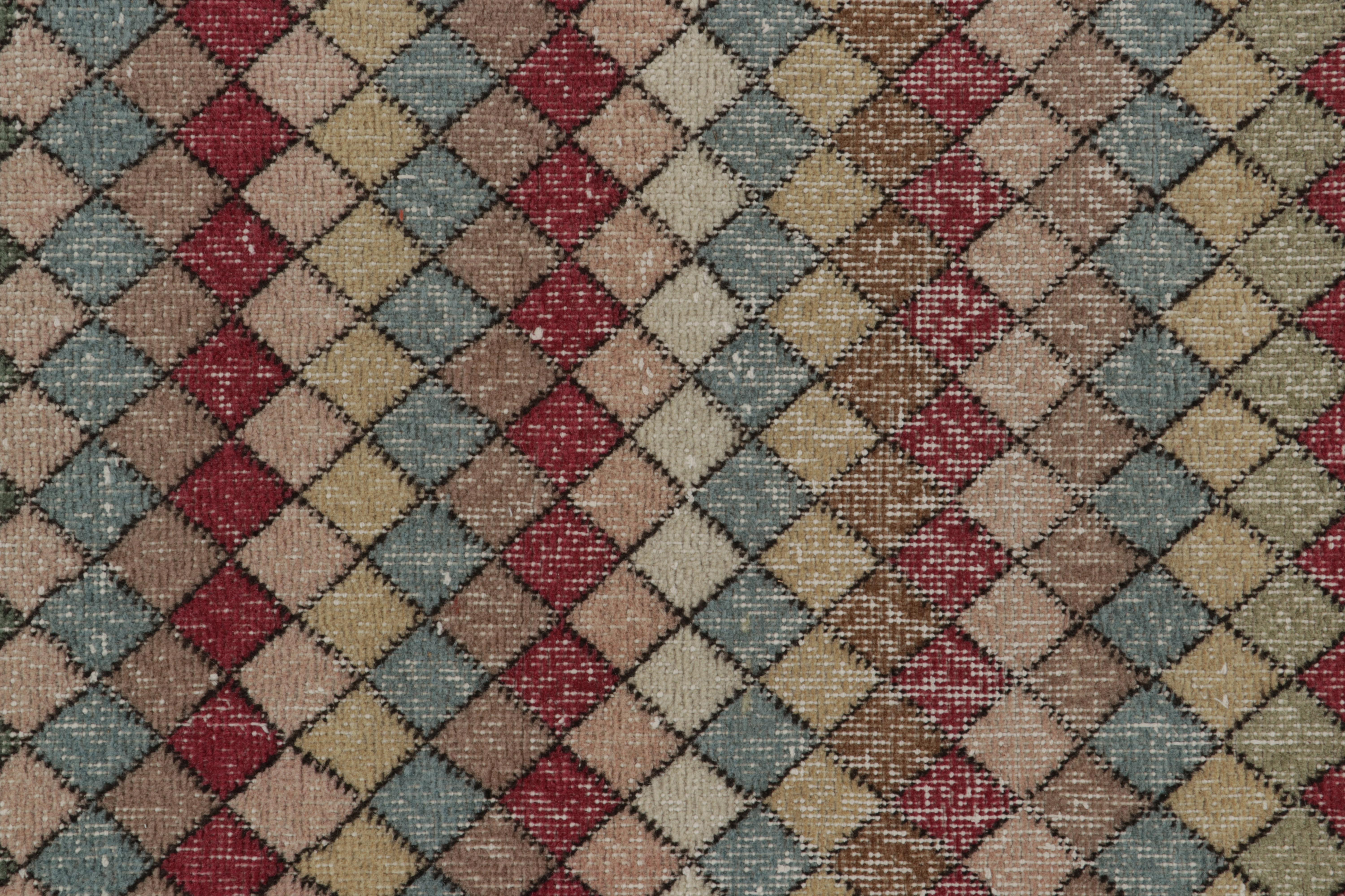 1960er Jahre Vintage Distressed Deco-Teppich in mehrfarbigem geometrischem Muster von Teppich & Kelim (Mitte des 20. Jahrhunderts) im Angebot