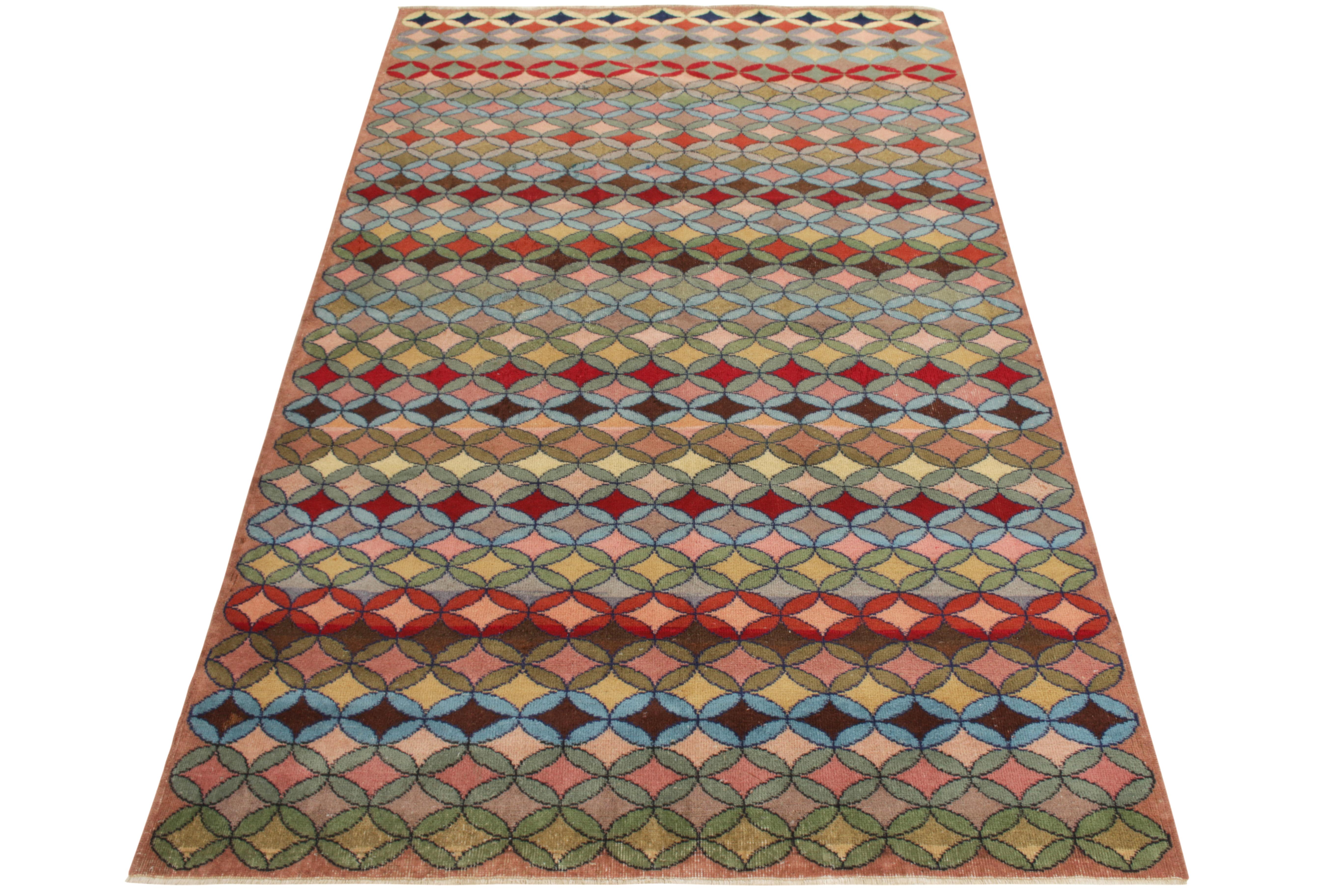 Dieser handgeknüpfte Wollteppich im Format 6x10 von einem angesehenen multidisziplinären türkischen Designer ist Teil der Mid-Century Pasha Collection von Rug & Kilim. Der ikonische Künstler zeigt das Beste seines Handwerks in einem geschickten