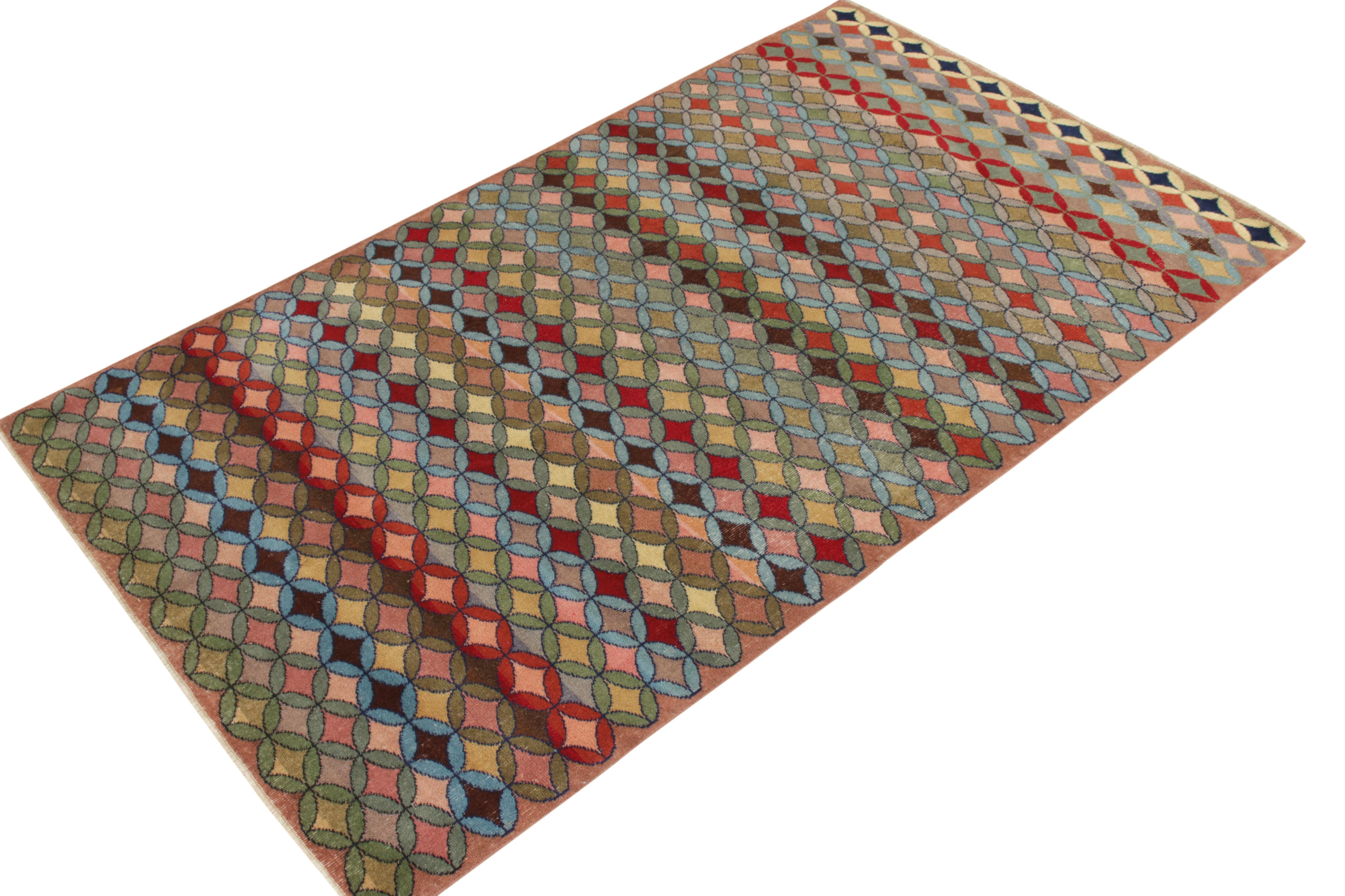 1960er Jahre Vintage Distressed Deco-Teppich in mehrfarbigem geometrischem Muster von Teppich & Kelim (Moderne der Mitte des Jahrhunderts) im Angebot