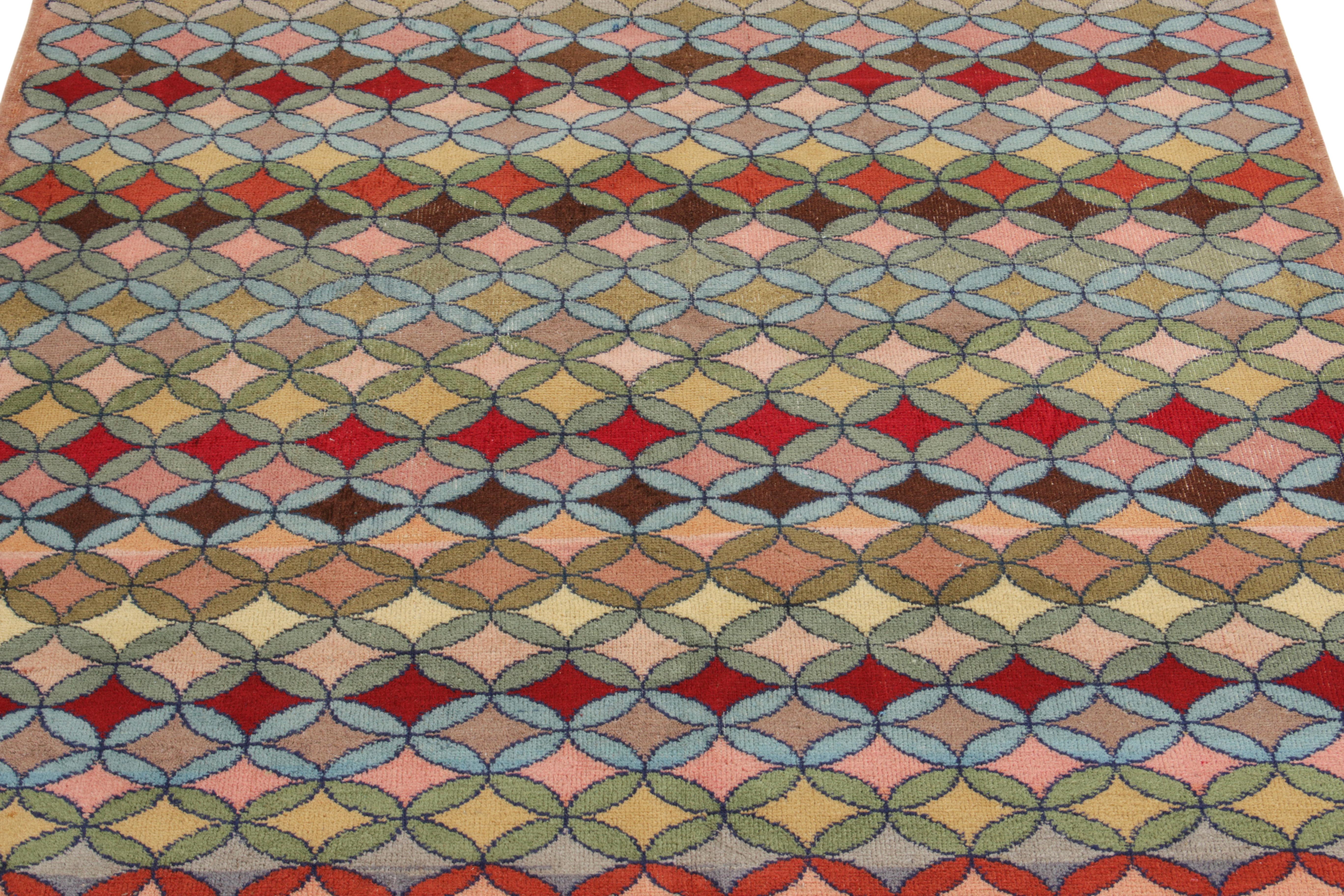 1960er Jahre Vintage Distressed Deco-Teppich in mehrfarbigem geometrischem Muster von Teppich & Kelim (Indisch) im Angebot