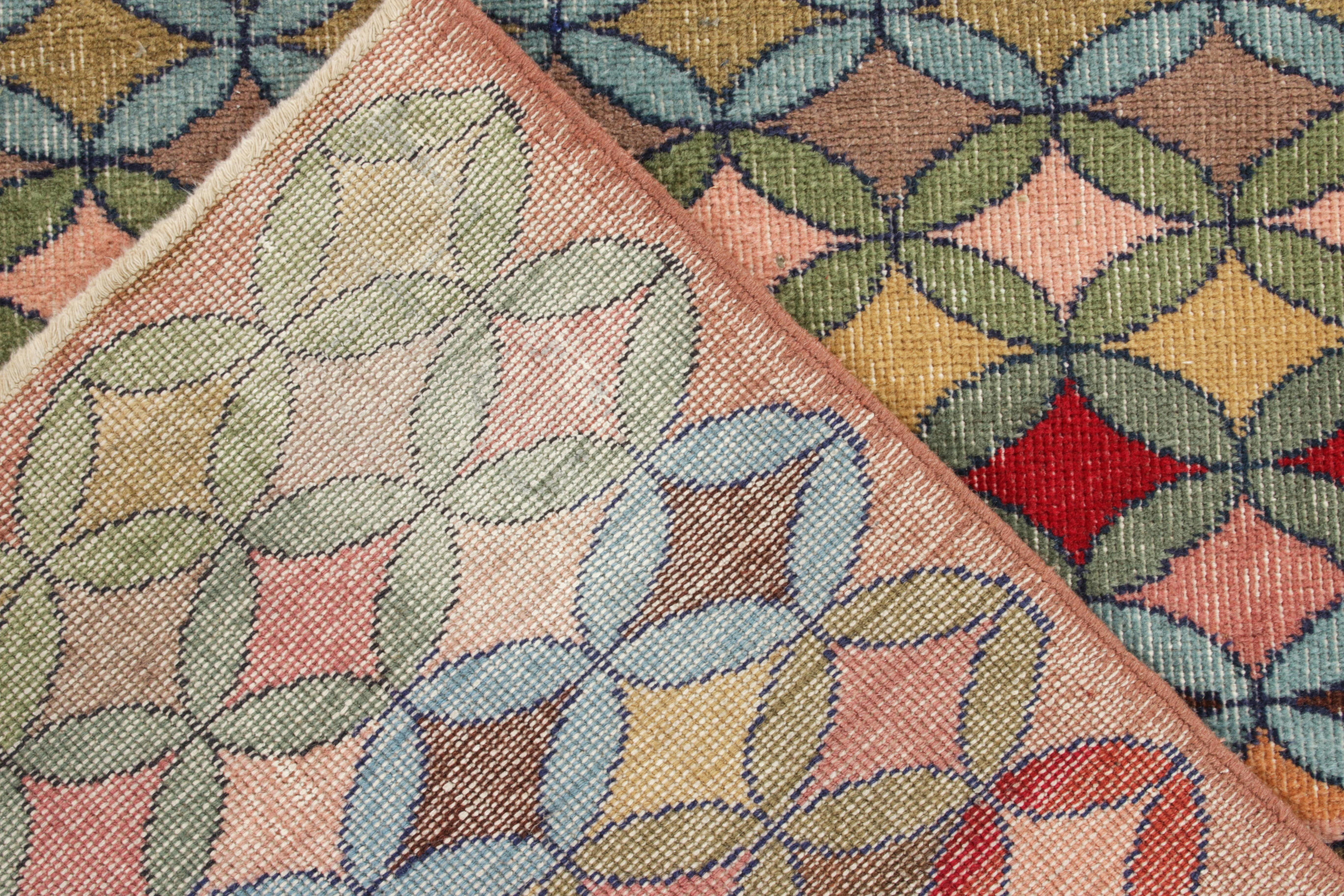 1960er Jahre Vintage Distressed Deco-Teppich in mehrfarbigem geometrischem Muster von Teppich & Kelim (Handgeknüpft) im Angebot