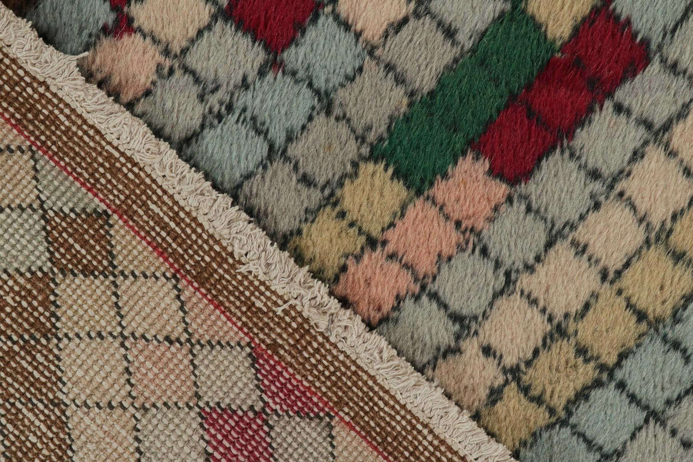 1960er Jahre Vintage Distressed Deco-Teppich in mehrfarbigem Diamantmuster von Teppich & Kelim (Mitte des 20. Jahrhunderts) im Angebot