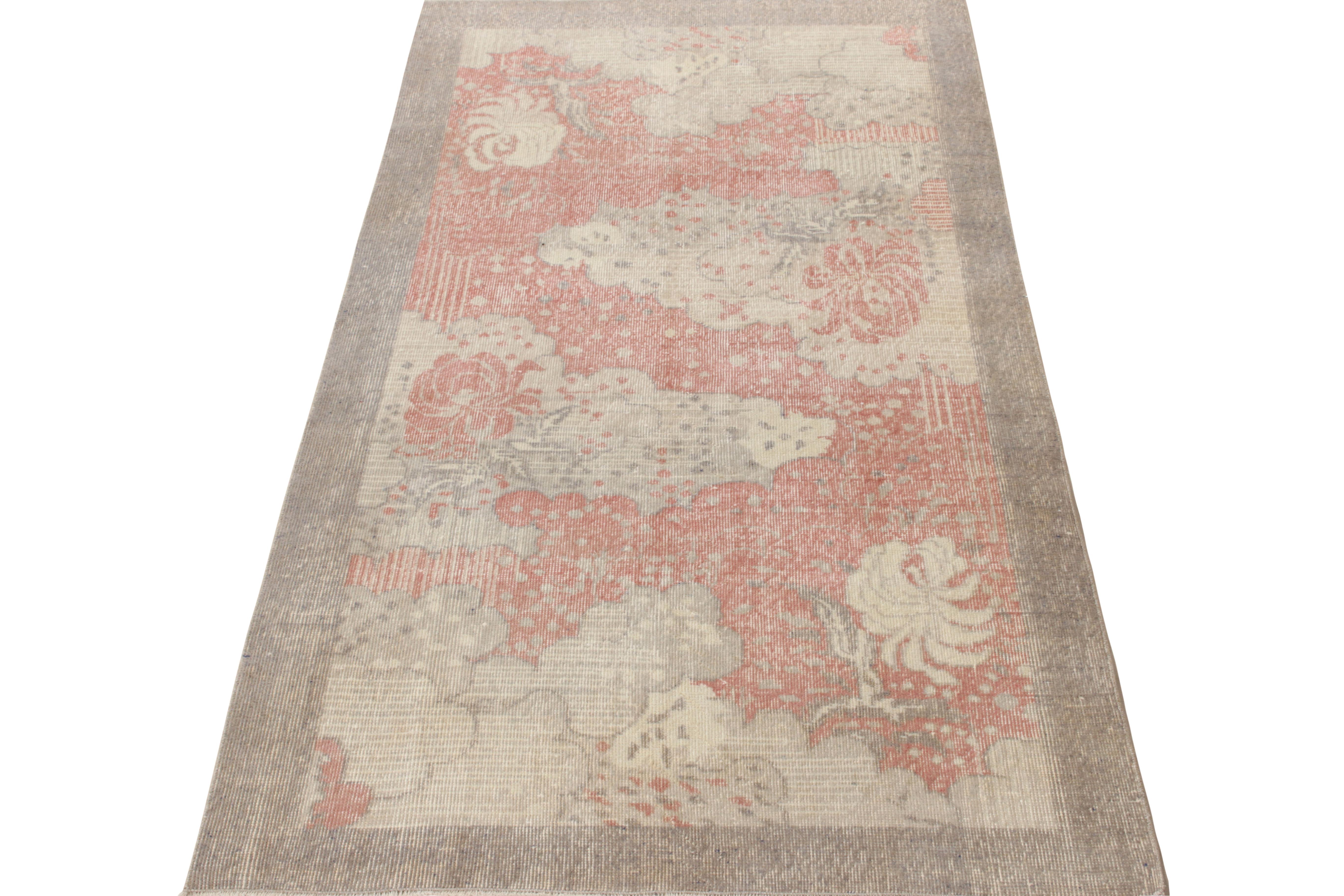 Dieser alte Dekoteppich aus der Türkei (ca. 1960-1970) stammt aus einer türkischen Gedenkwerkstatt und ist Teil der wachsenden Mid-Century Pasha Collection von Rug & Kilim. Die 4x7-Zeichnung verbindet die moderne Ästhetik der Mitte des Jahrhunderts