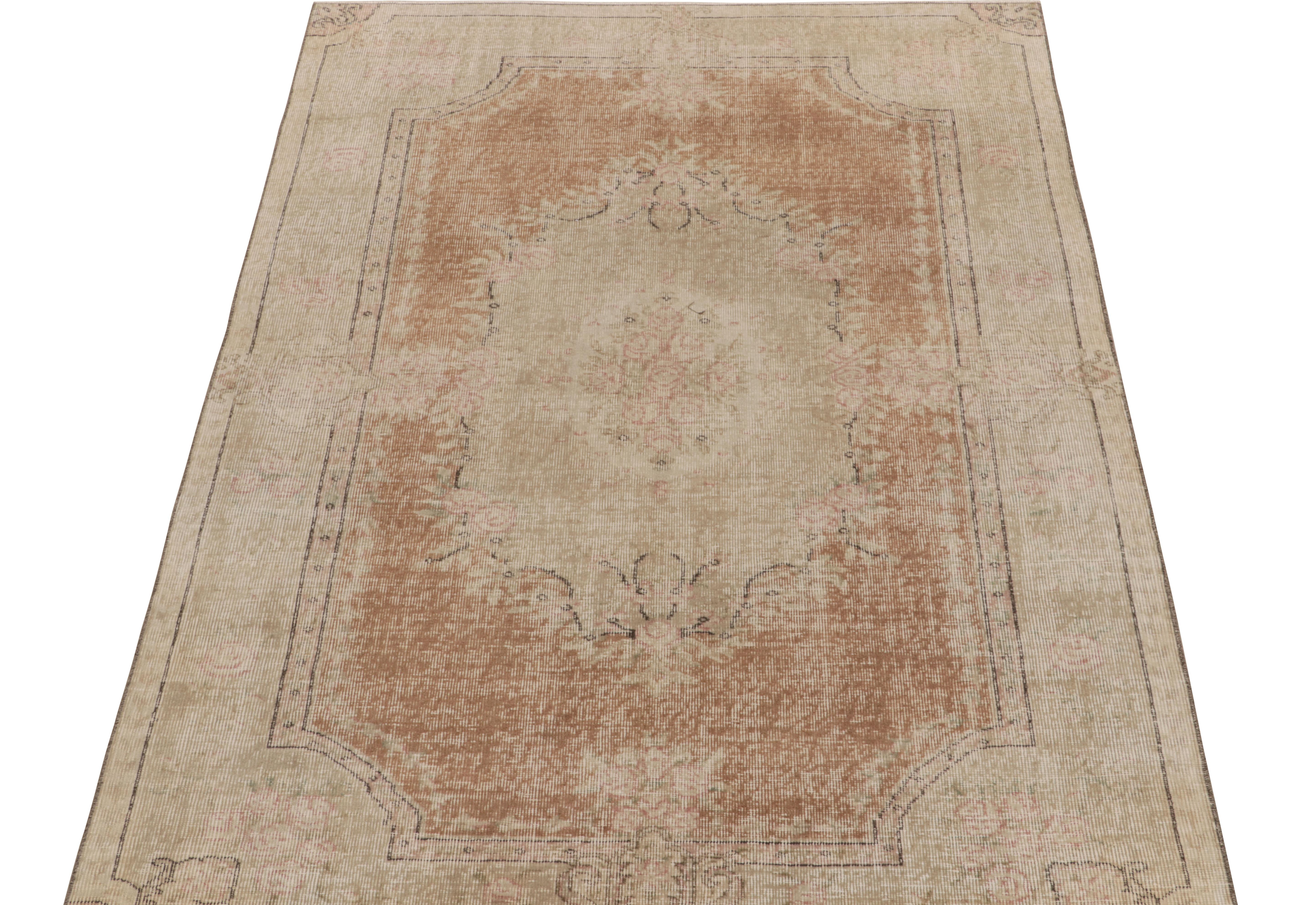Noué à la main en laine, ce tapis vintage 5x8 d'un atelier turc innovant entre dans la collection commémorative Mid-Century Pasha de Rug & Kilim. 

Cette pièce séduisante occupe une place de choix parmi les œuvres de l'artiste d'inspiration