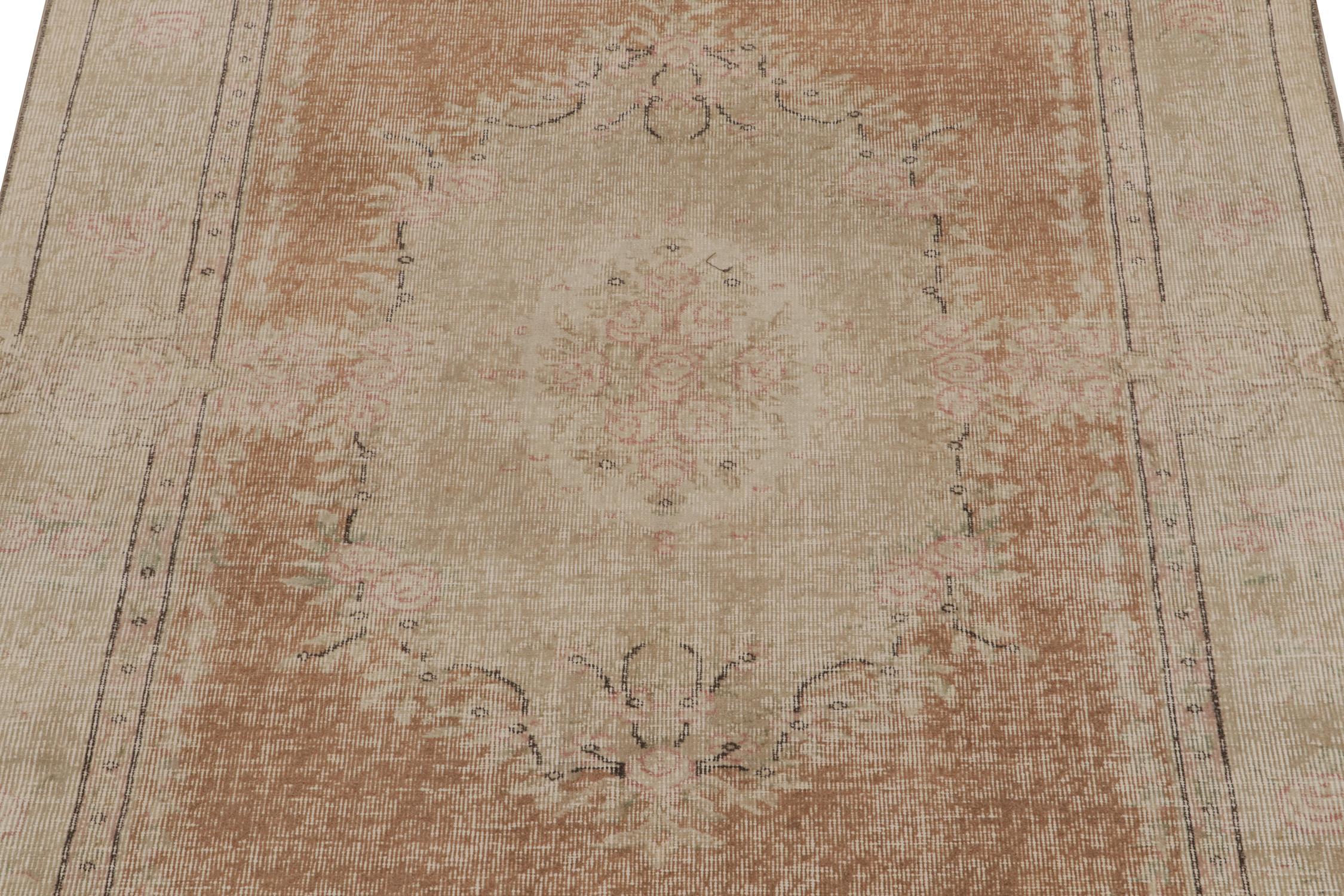 Art nouveau Tapis vintage vieilli des années 1960 à motifs floraux beige-marron et rose de Rug & Kilim en vente