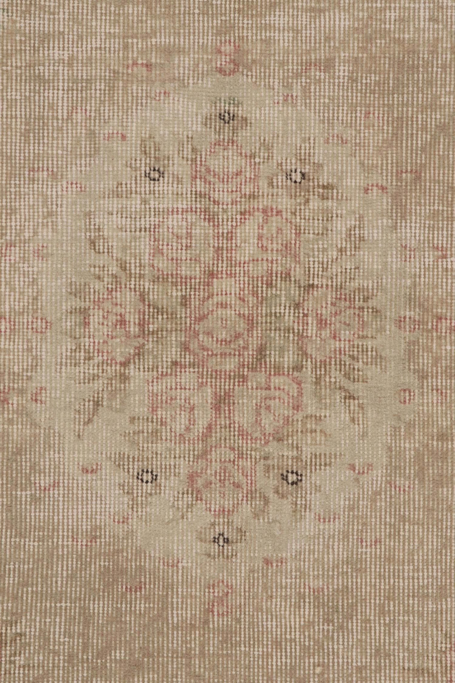 Vintage-Teppich im Used-Stil aus den 1960er Jahren mit beige-braunem und rosa Blumenmuster von Teppich & Kelim (Handgeknüpft) im Angebot