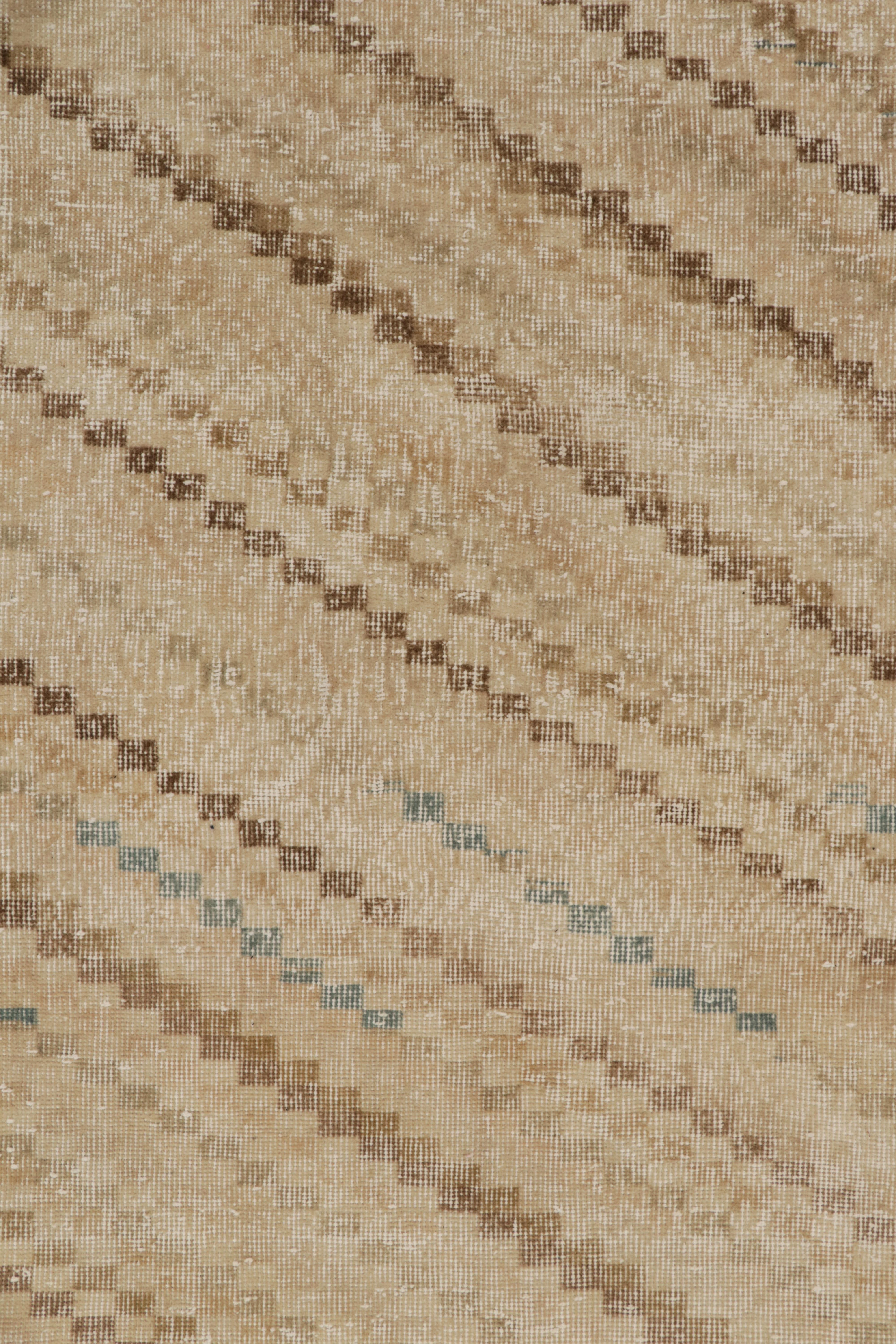 Vintage-Teppich im Used-Stil aus den 1960er Jahren mit geometrischem Muster in Beige-Braun von Teppich & Kelim im Zustand „Gut“ im Angebot in Long Island City, NY