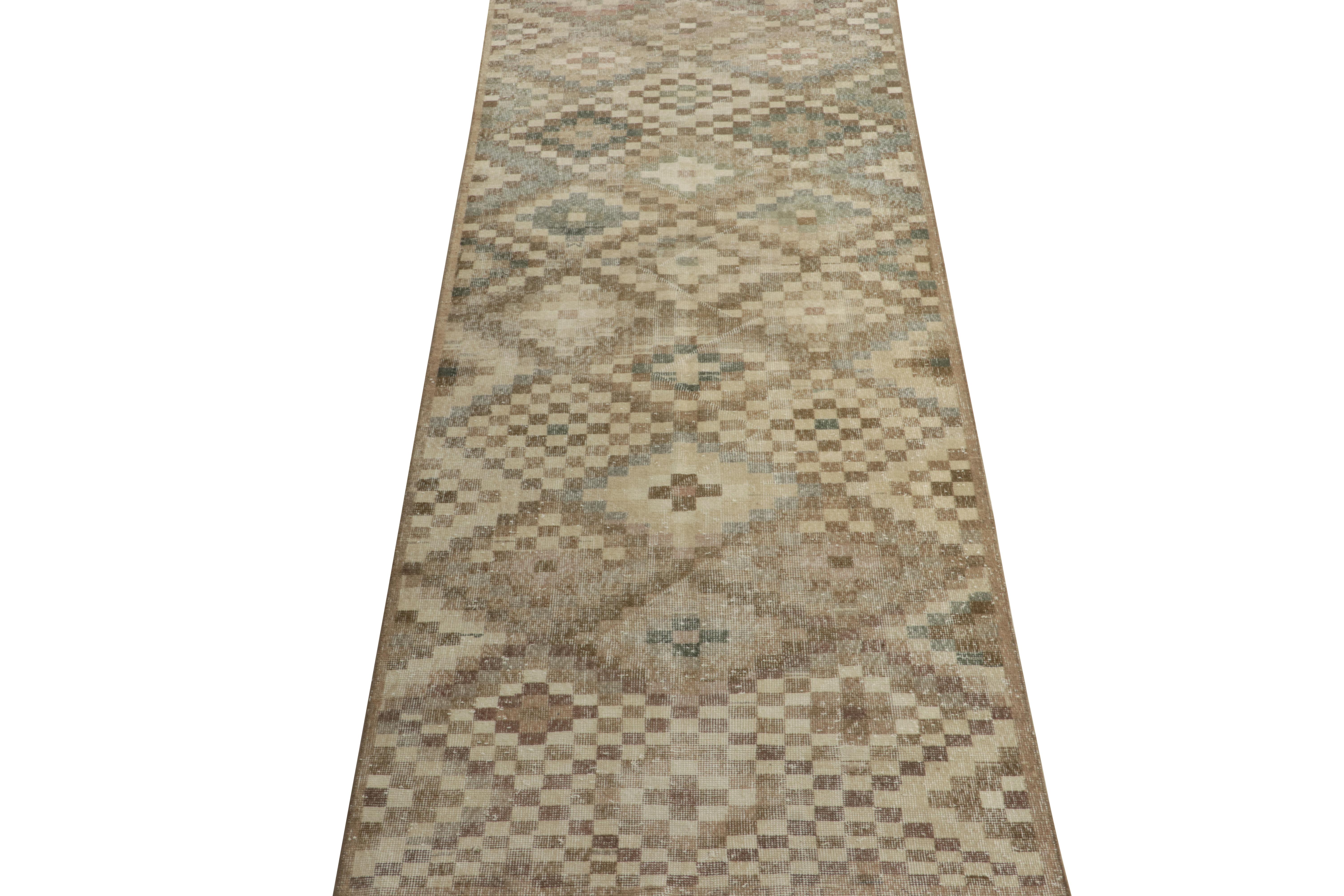 Von einem kühnen türkischen Designer stammt dieser 4x10 Vintage-Teppich aus den 1960er Jahren, der jetzt zu unserer Mid-Century Pasha-Kollektion gehört. 

Das Design im Shabby-Chic verzeiht das Spiel mit Farben und geometrischen Mustern und