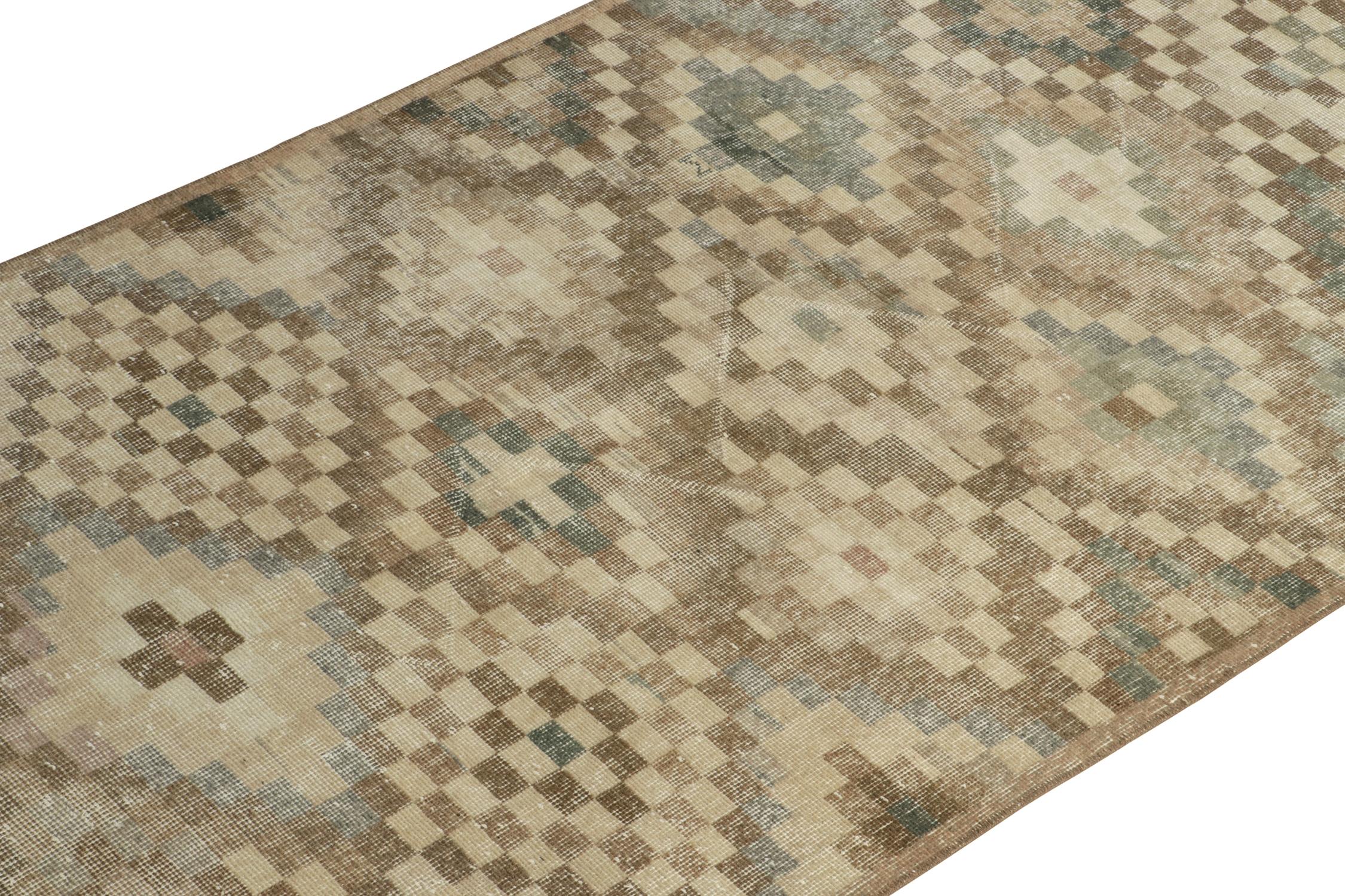 Vintage-Teppich im Used-Stil aus den 1960er Jahren mit geometrischem Muster in Beige-Braun von Teppich & Kelim (Türkisch) im Angebot