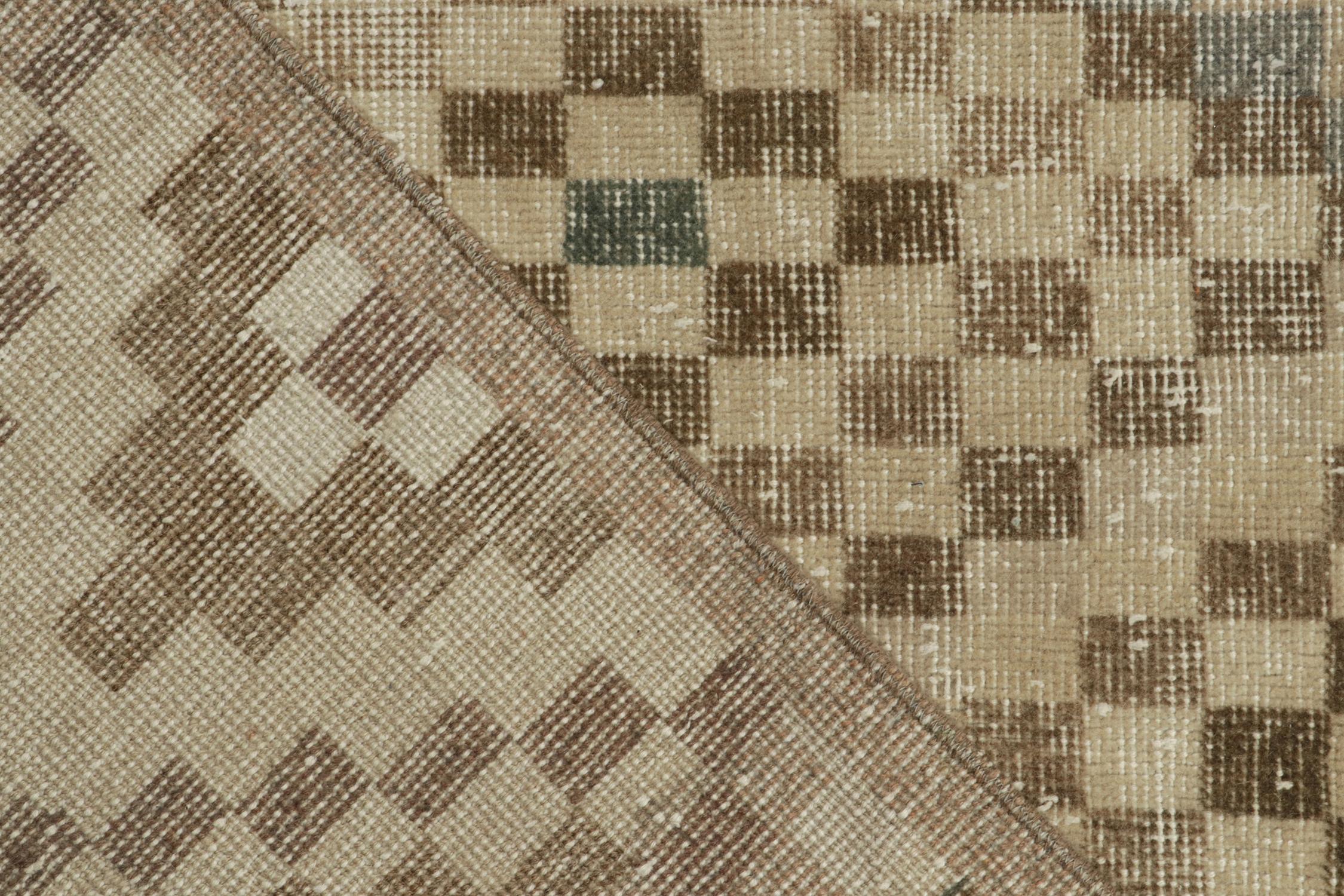 Vintage-Teppich im Used-Stil aus den 1960er Jahren mit geometrischem Muster in Beige-Braun von Teppich & Kelim (Mitte des 20. Jahrhunderts) im Angebot