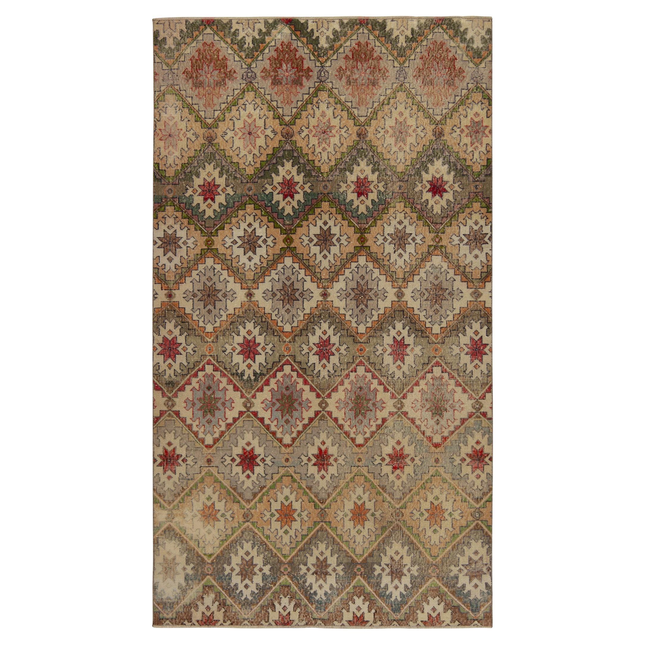 Tapis vintage vieilli des années 1960 en beige-marron à motif coloré de Rug & Kilim