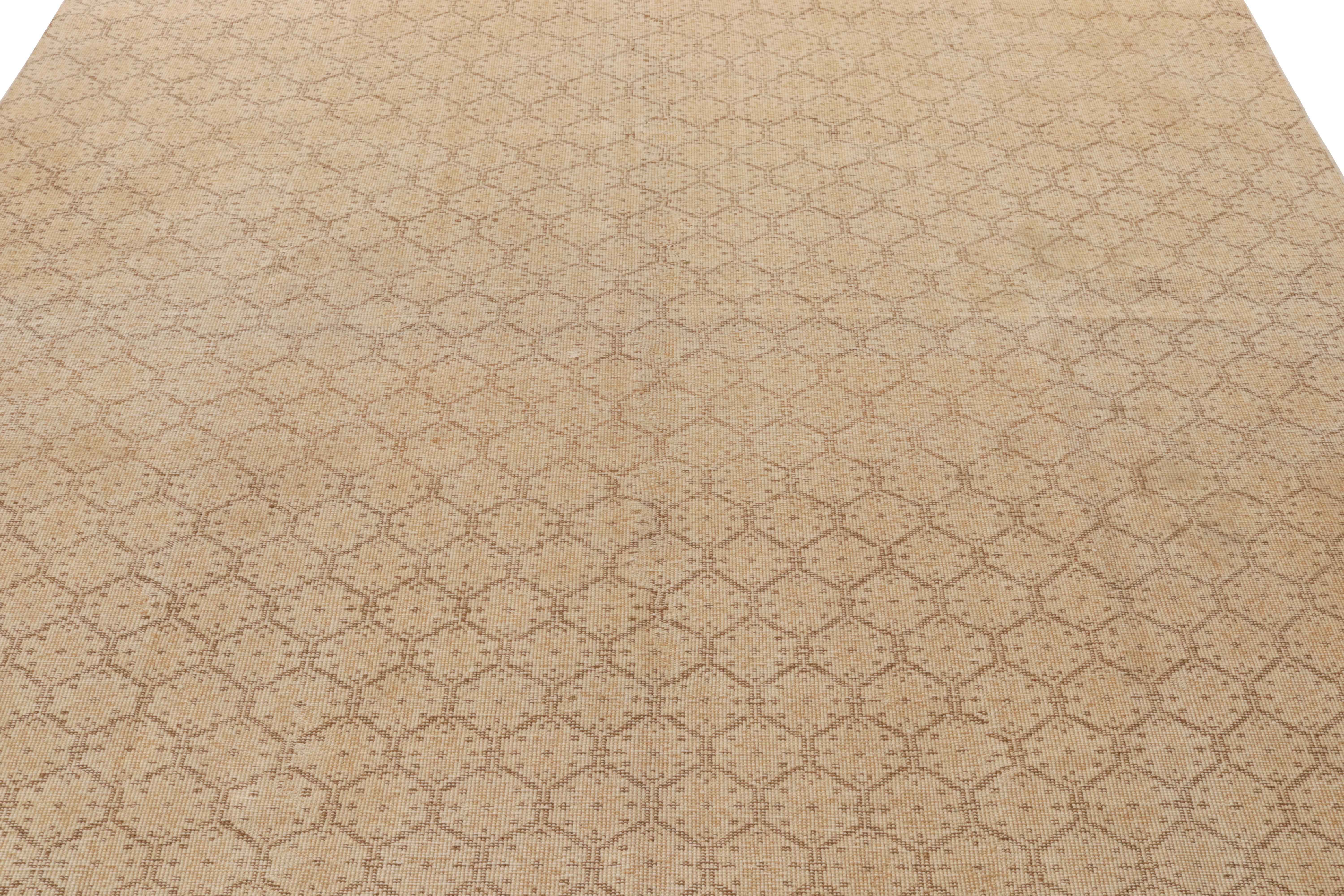 Indiano Tappeto vintage anni '60 con motivo geometrico a nido d'ape beige di Rug & Kilim in vendita