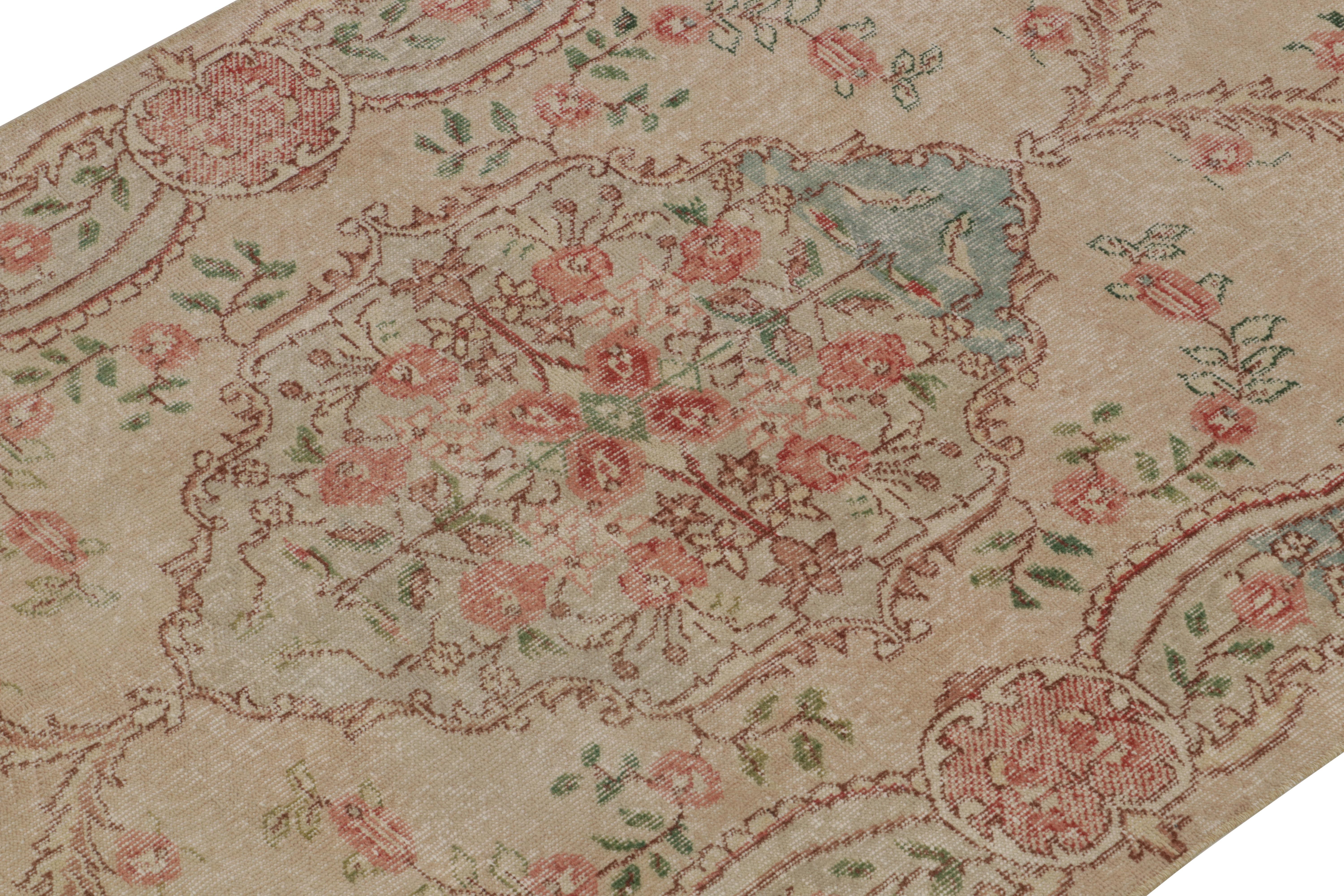 1960er Jahre Vintage Distressed Teppich in Beige, Rot mit Blumenmedaillon im Stil von Teppich & Kelim (Handgeknüpft) im Angebot