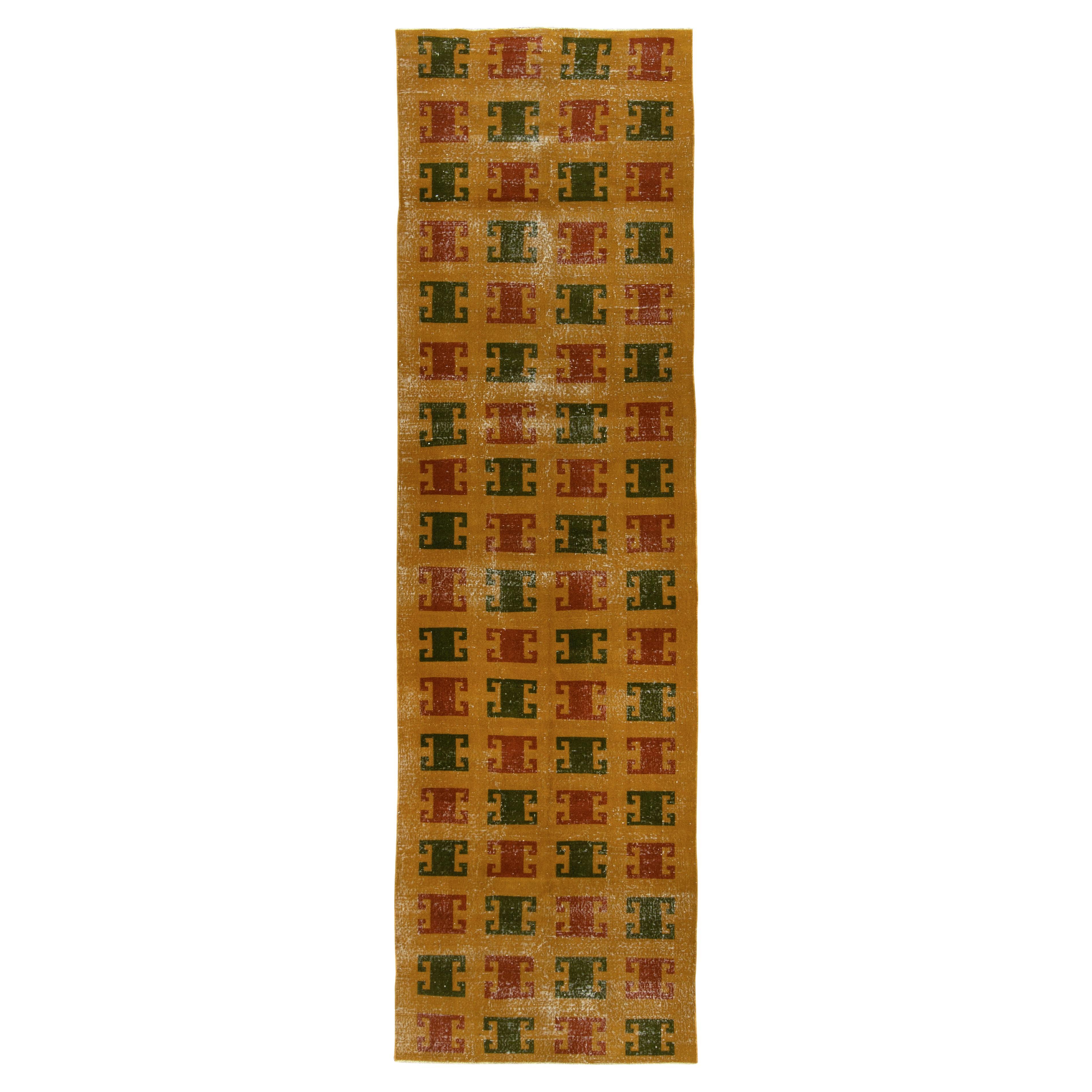 1960er Jahre Vintage Distressed Teppich in Gold, Rot und Grün mit geometrischem Muster von Teppich & Kelim