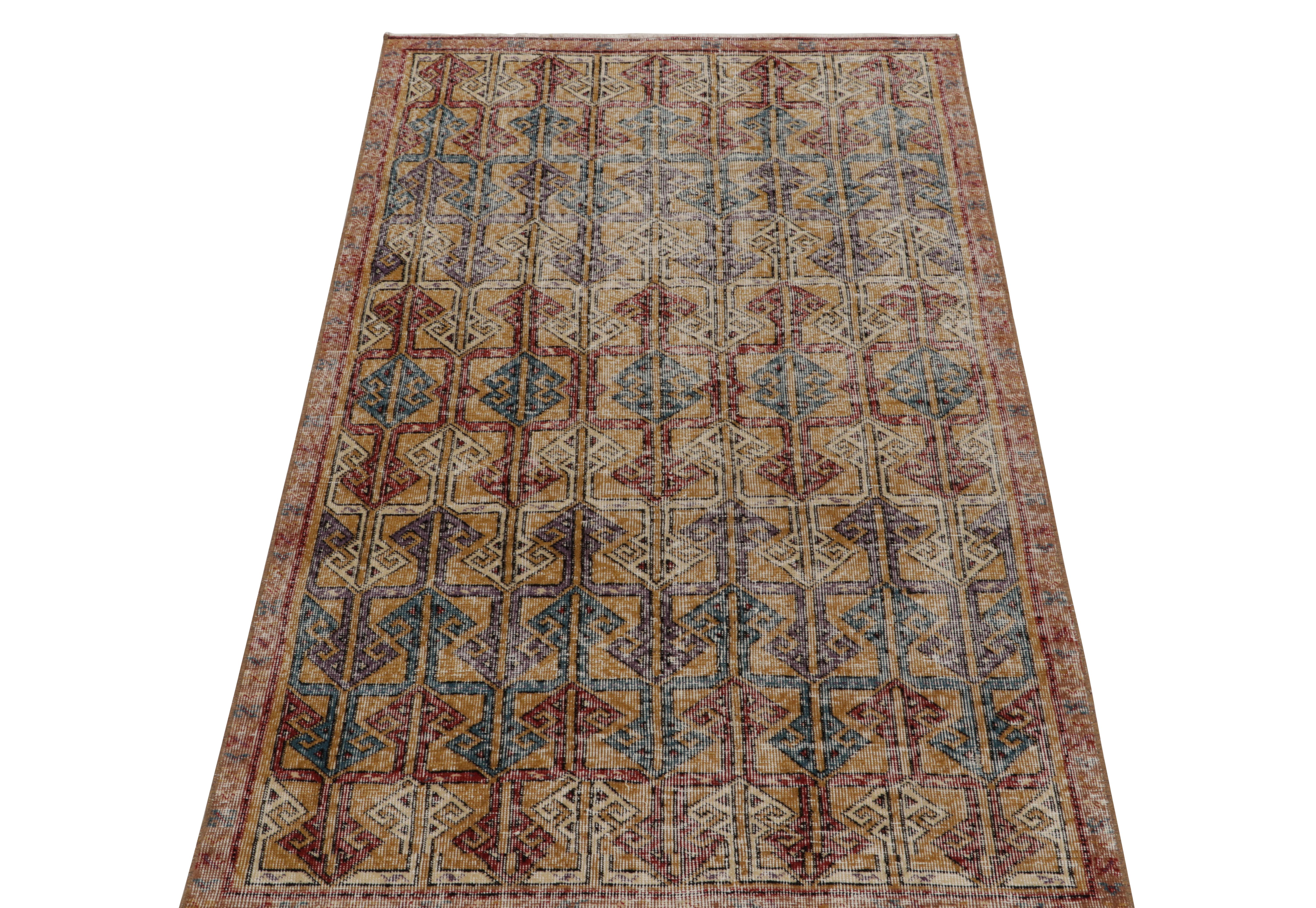 Turc Tapis vintage vieilli des années 1960 à motifs géométriques bronze doré de Rug & Kilim en vente