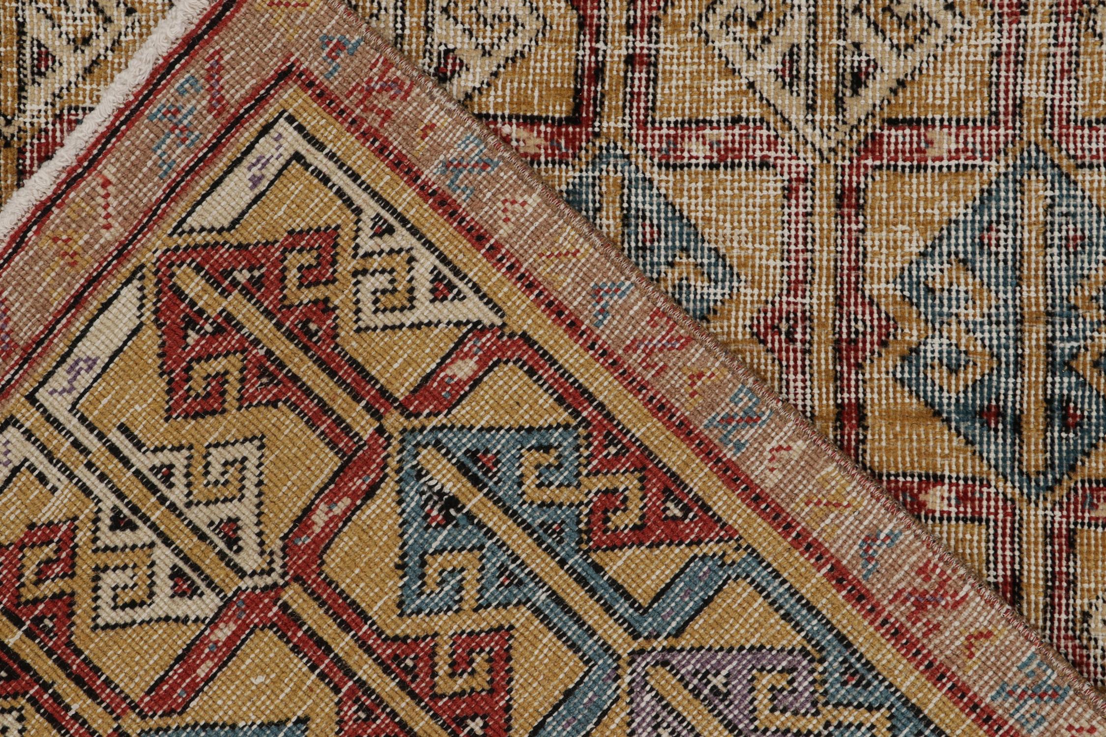 Laine Tapis vintage vieilli des années 1960 à motifs géométriques bronze doré de Rug & Kilim en vente