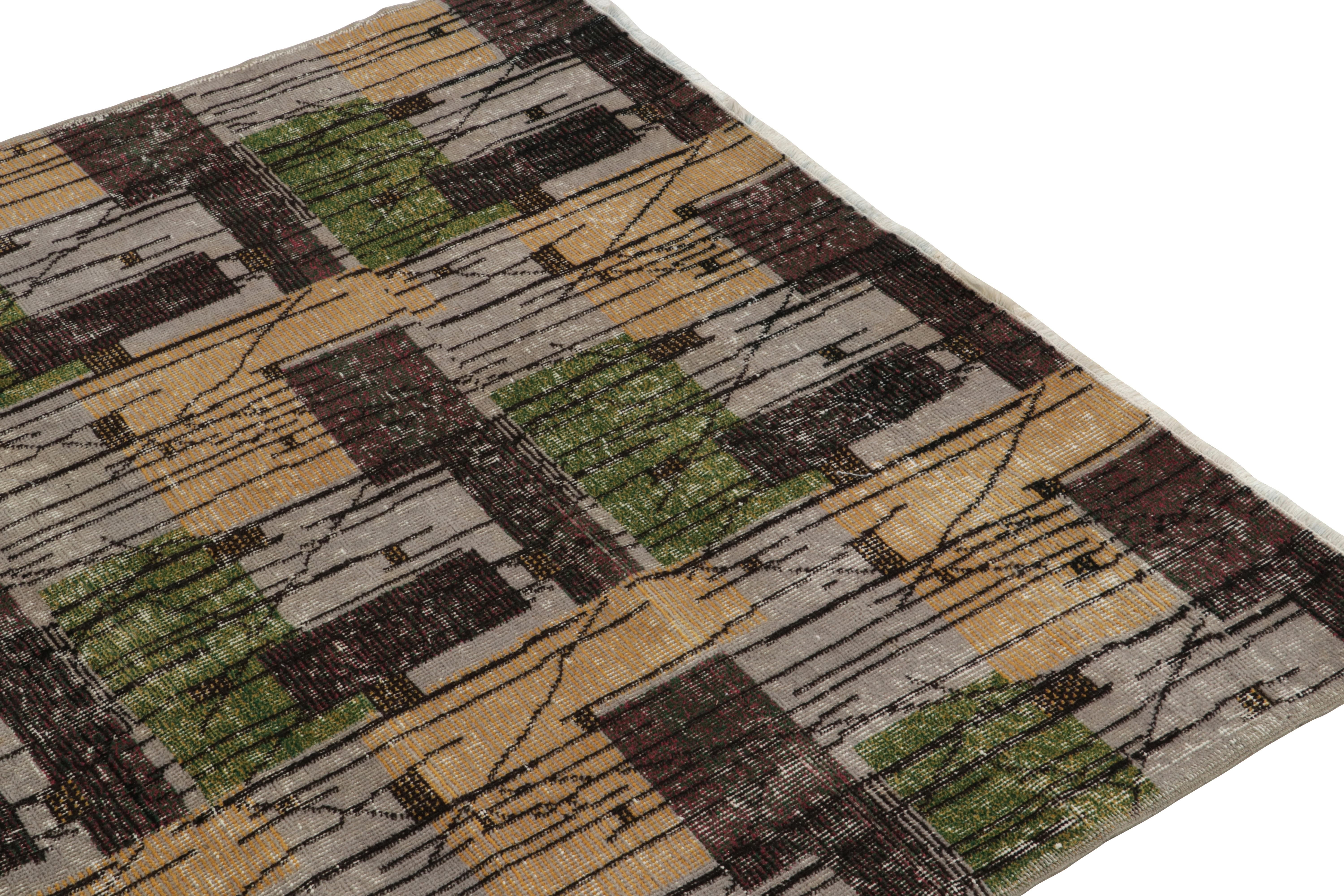 Annodato a mano Tappeto vintage anni '60 con motivo Deco grigio, marrone e verde di Rug & Kilim in vendita