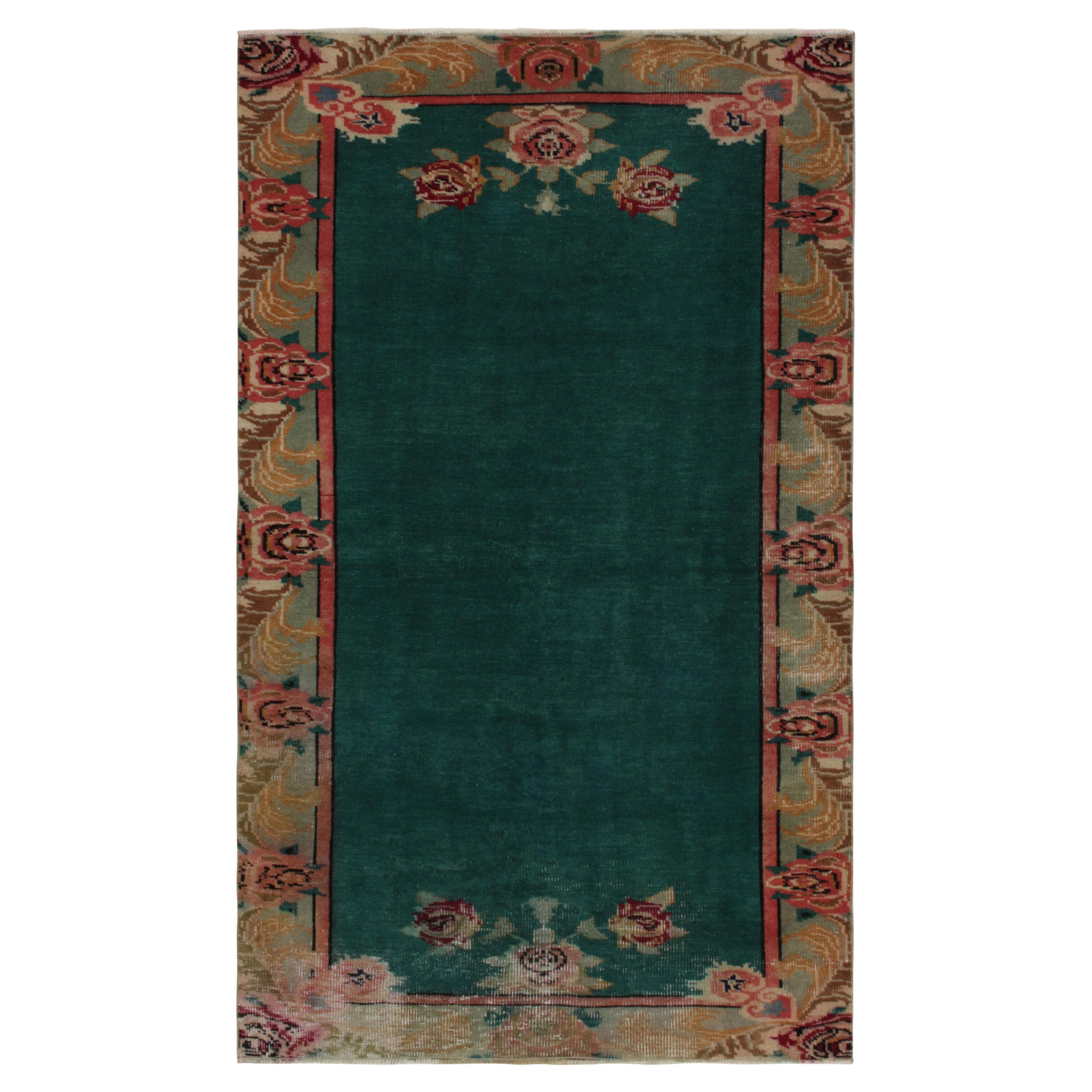 1960er Jahre Vintage Distressed Teppich in Grün, Rot Beige mit floraler Bordüre von Teppich & Kelim