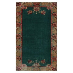 1960er Jahre Vintage Distressed Teppich in Grün, Rot Beige mit floraler Bordüre von Teppich & Kelim