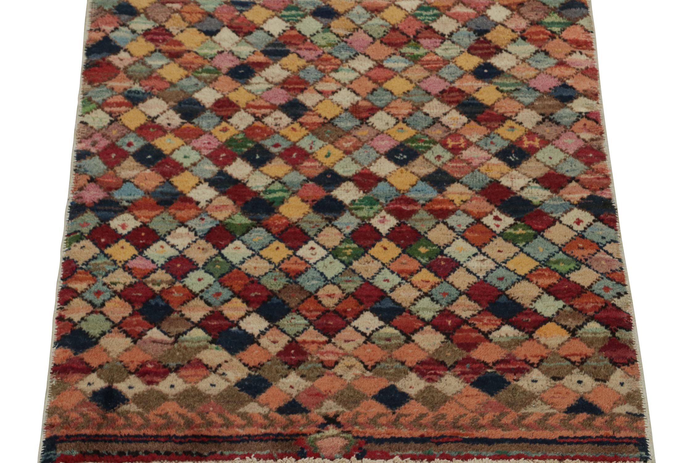 Vintage-Teppich im Used-Stil aus den 1960er Jahren mit mehrfarbigen Diamantmustern von Teppich & Kelim (Türkisch) im Angebot